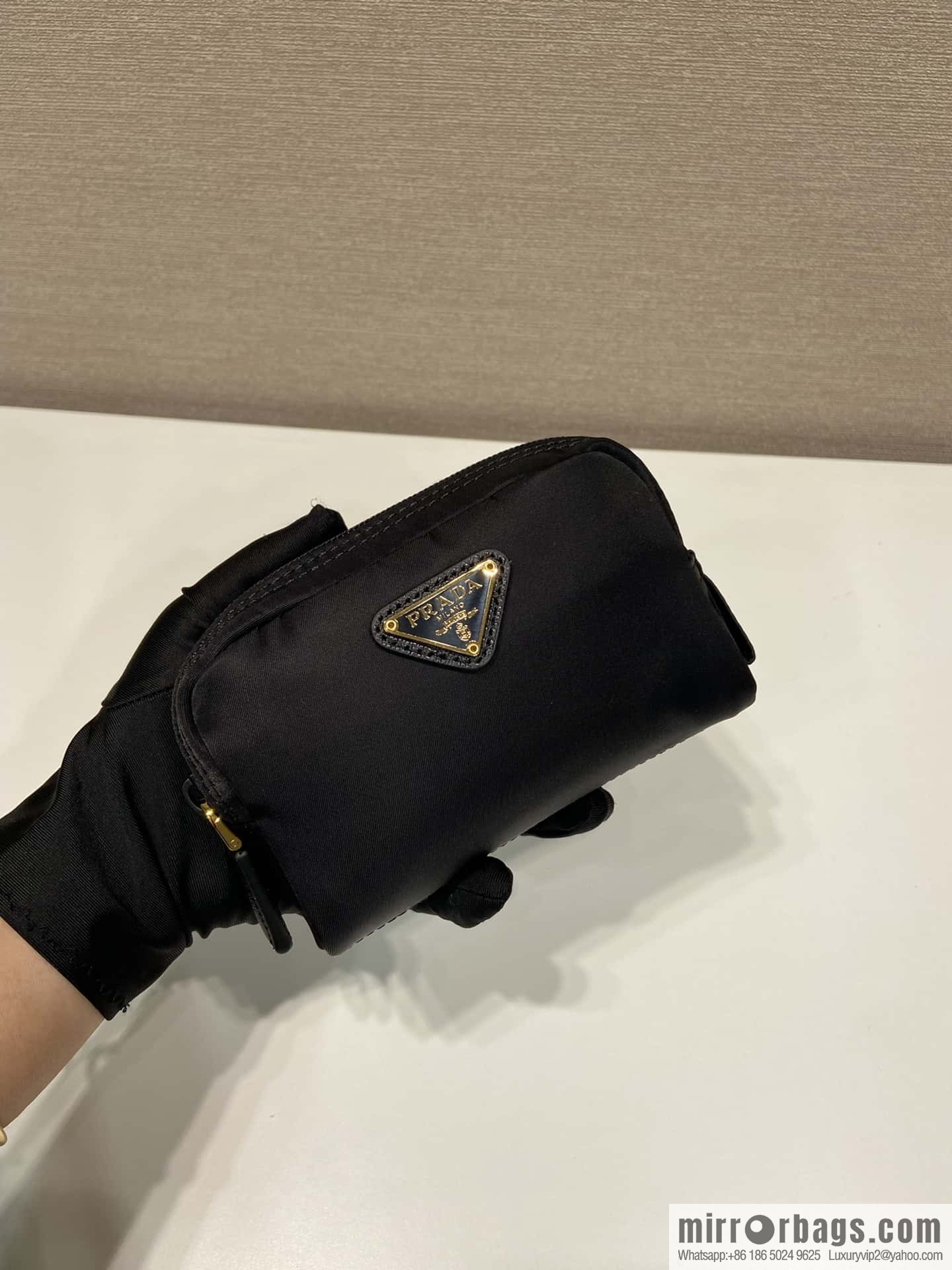 Prada 🎉 small hand bag 🎉 1NA339/K