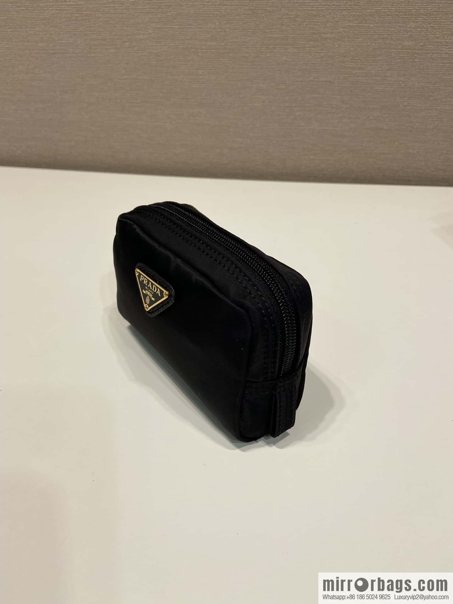 Prada 🎉 small hand bag 🎉 1NA339/K
