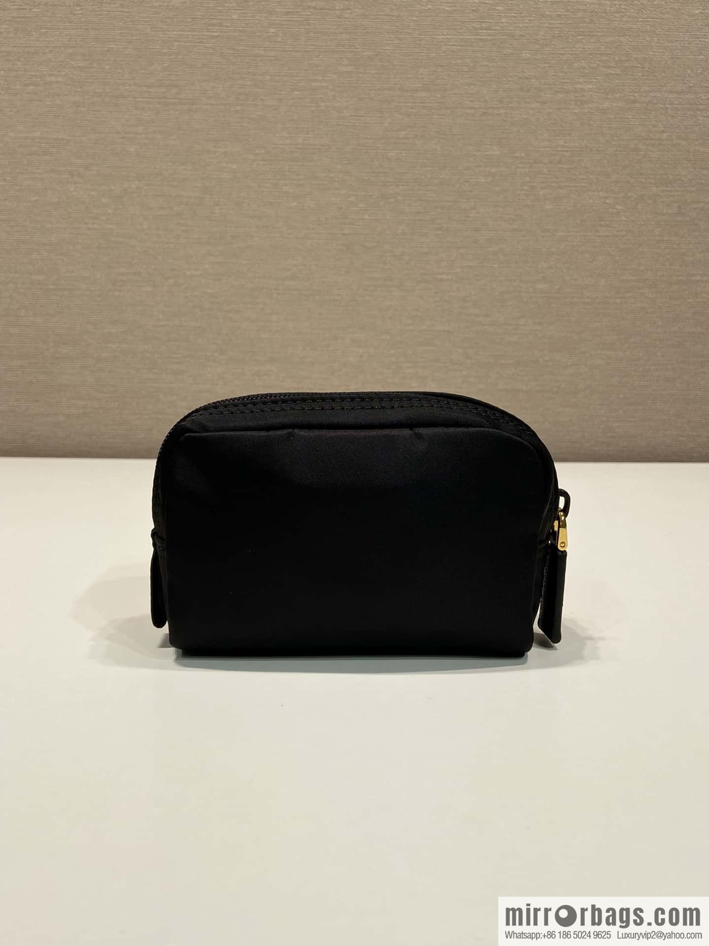 Prada 🎉 small hand bag 🎉 1NA339/K