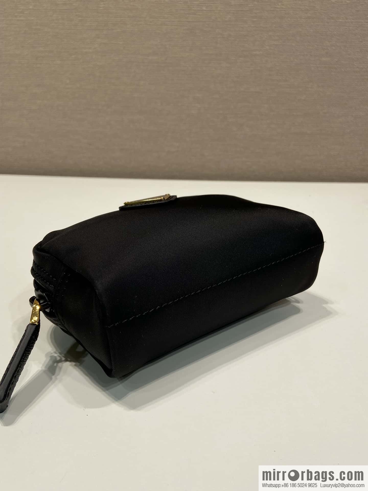 Prada 🎉 small hand bag 🎉 1NA339/K