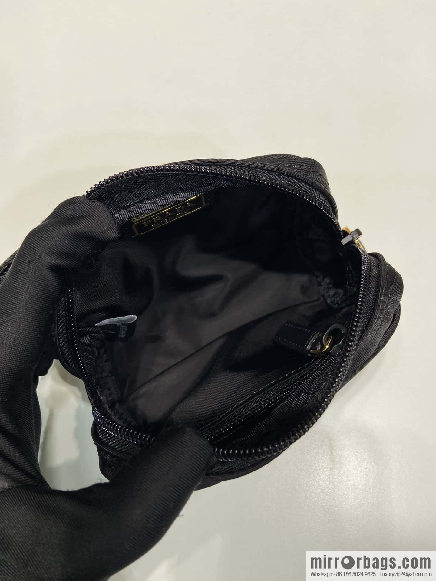 Prada 🎉 small hand bag 🎉 1NA339/K