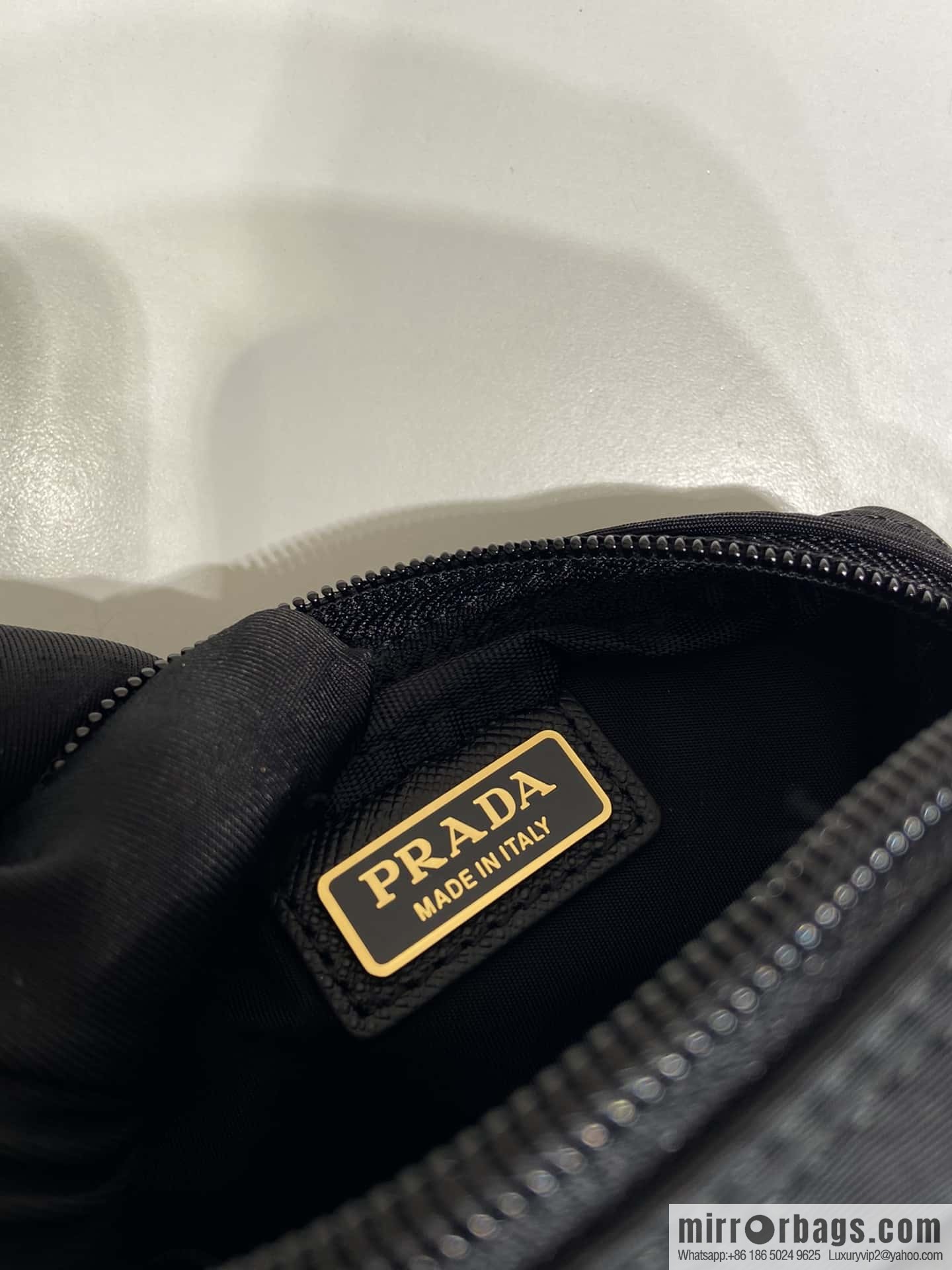 Prada 🎉 small hand bag 🎉 1NA339/K