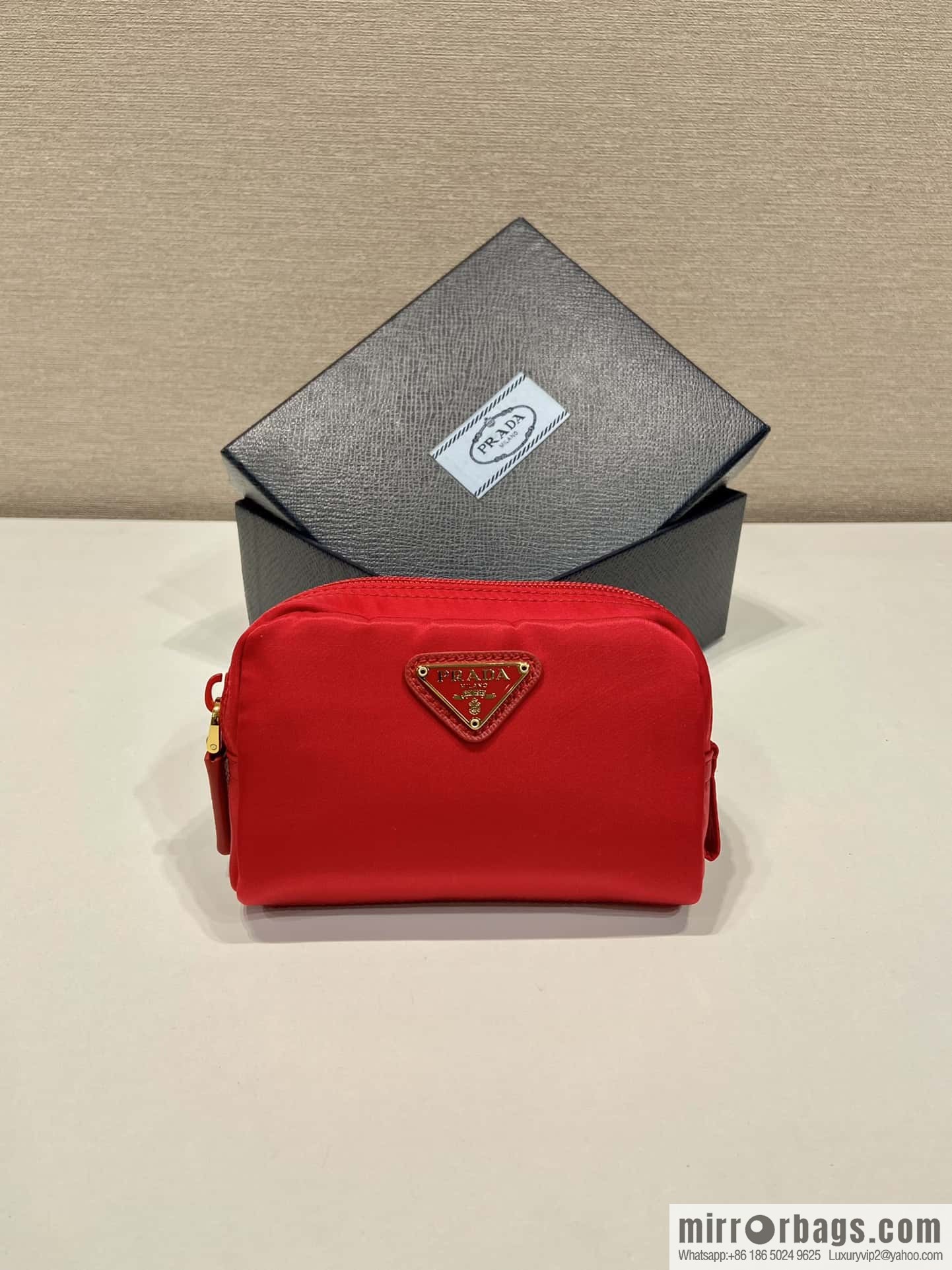 Prada 🎉 small hand bag 🎉 1NA339/K