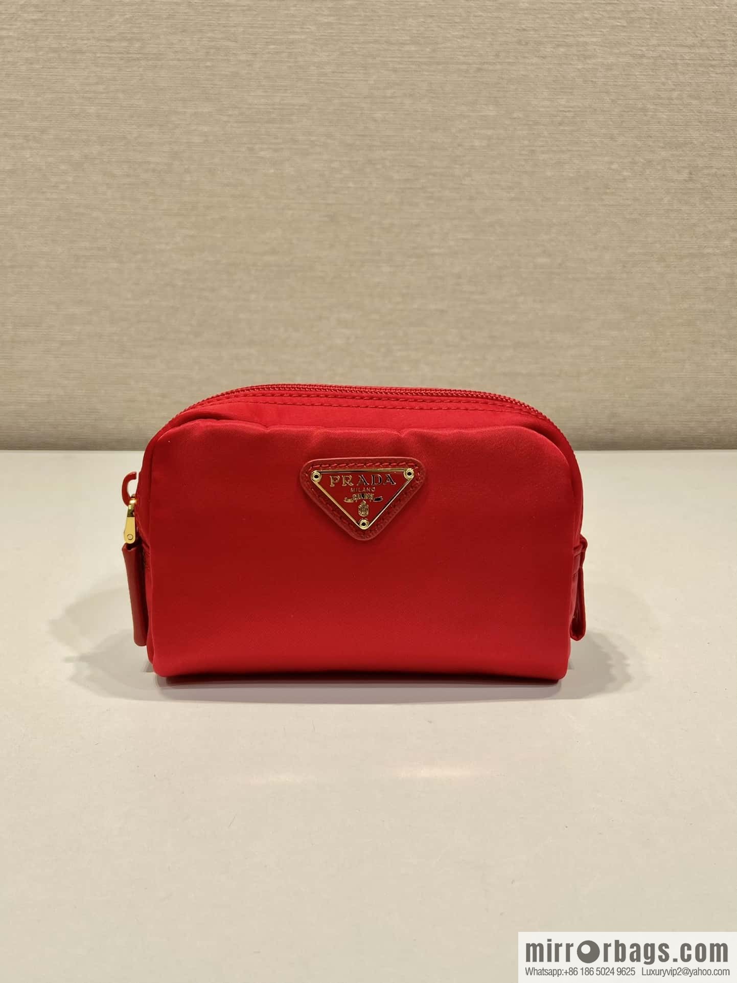 Prada 🎉 small hand bag 🎉 1NA339/K