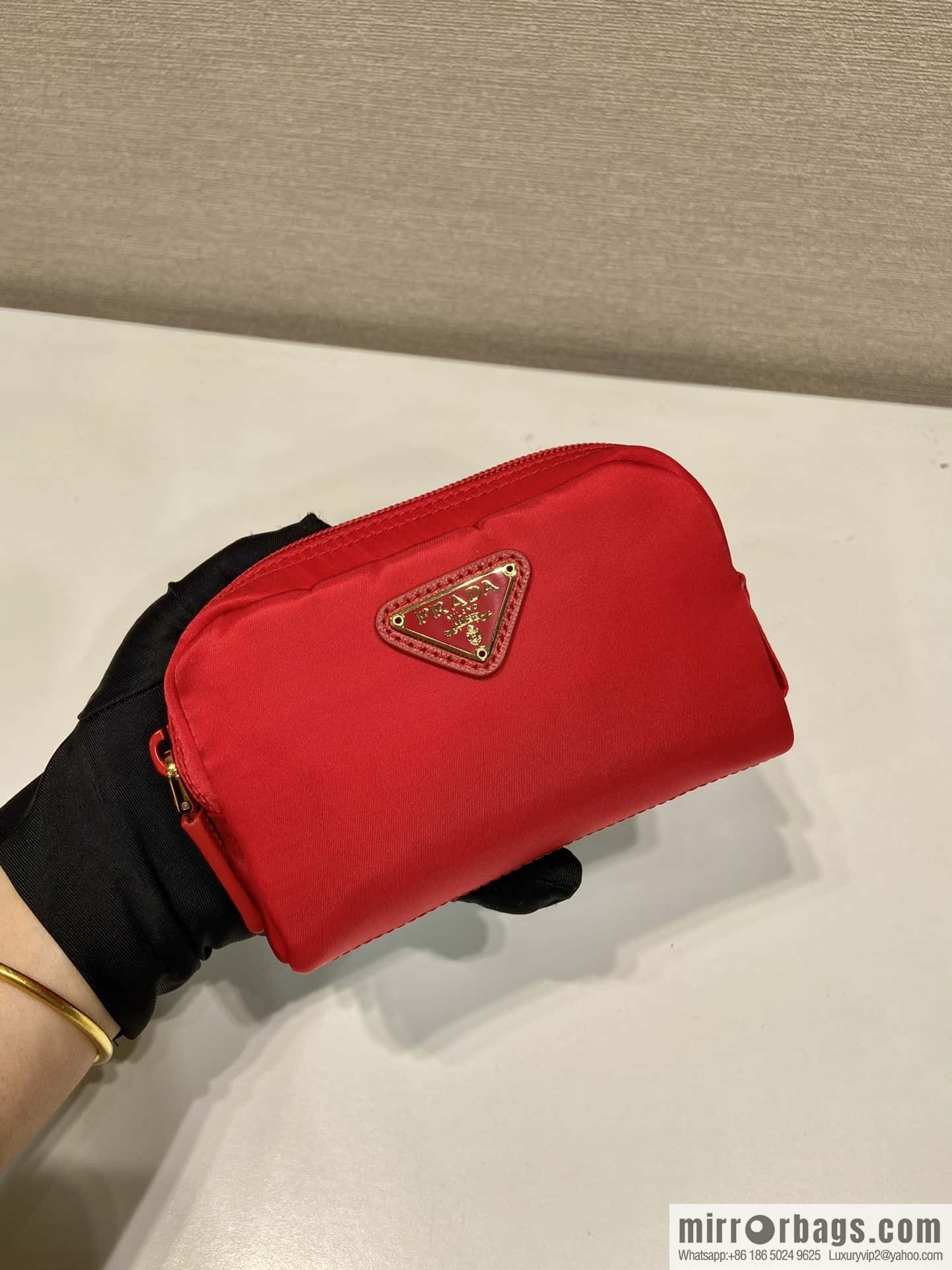 Prada 🎉 small hand bag 🎉 1NA339/K