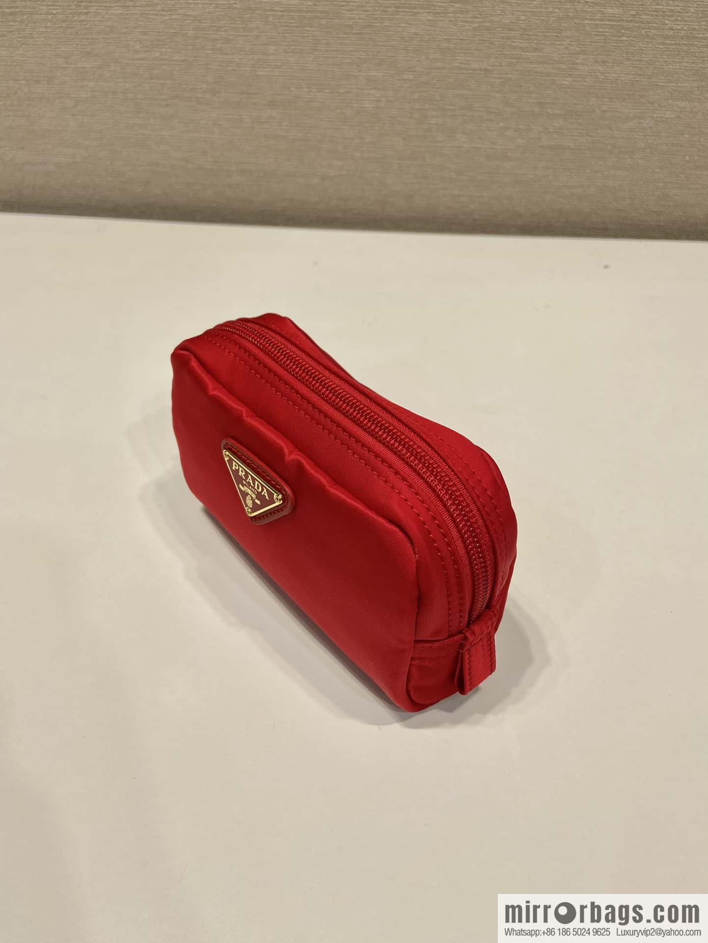 Prada 🎉 small hand bag 🎉 1NA339/K