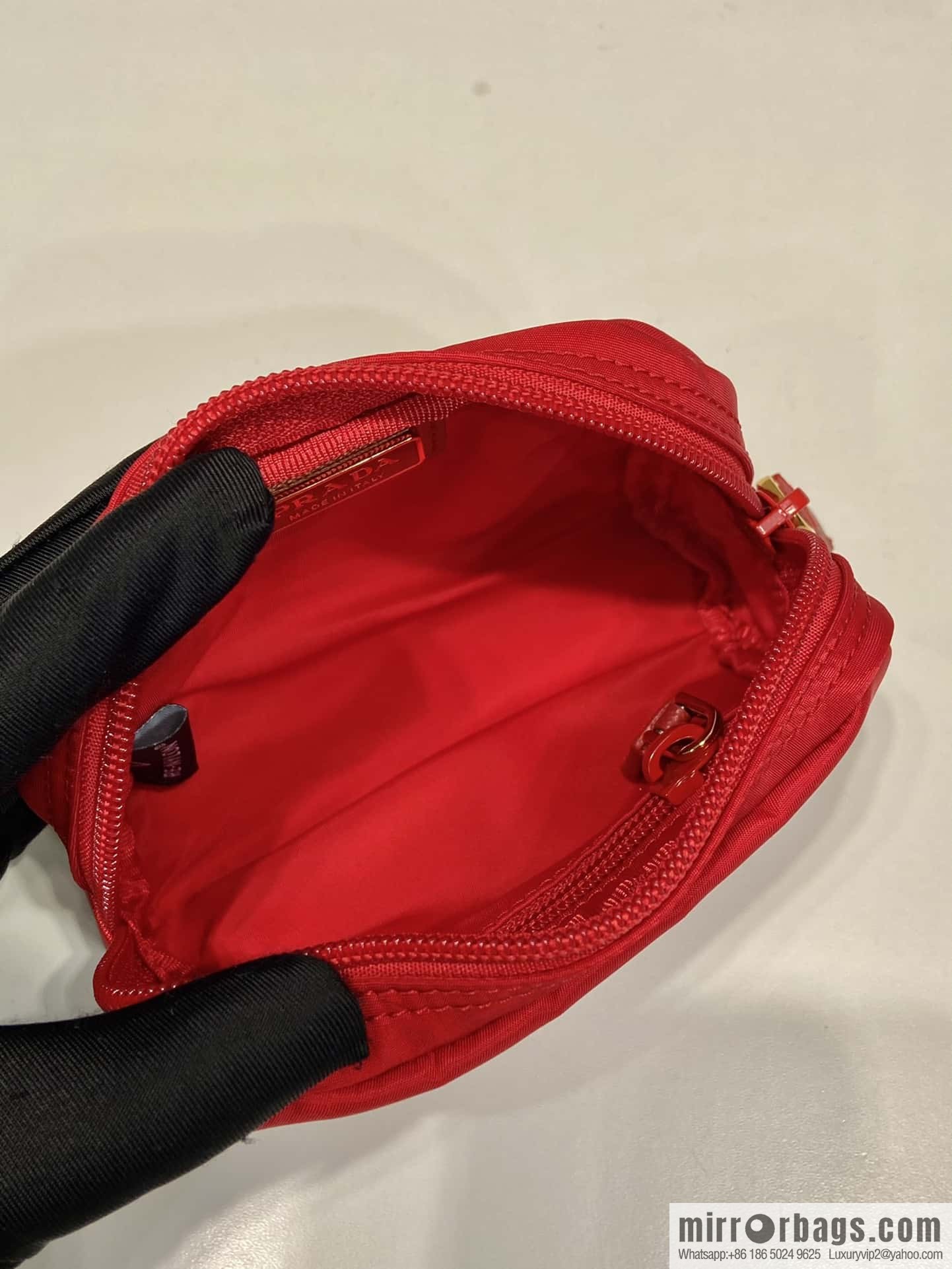 Prada 🎉 small hand bag 🎉 1NA339/K