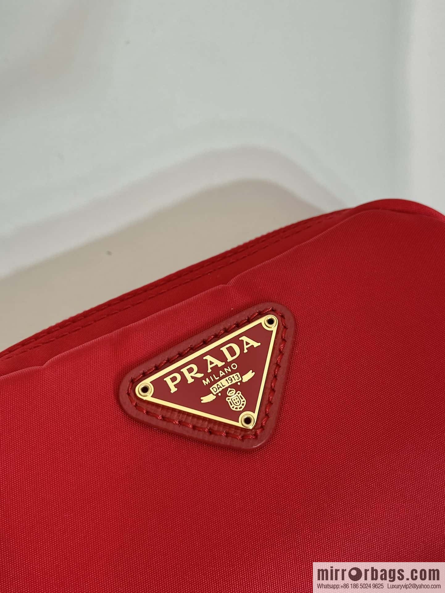 Prada 🎉 small hand bag 🎉 1NA339/K