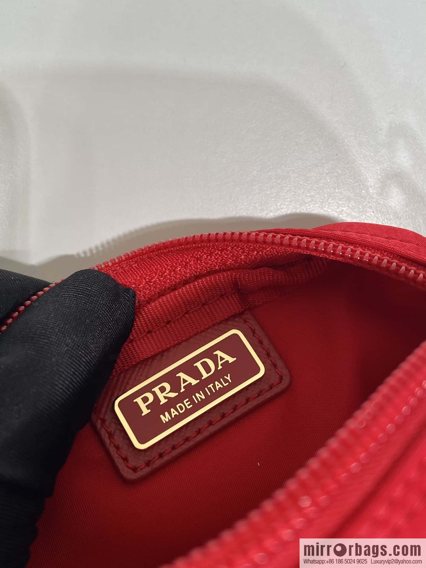Prada 🎉 small hand bag 🎉 1NA339/K