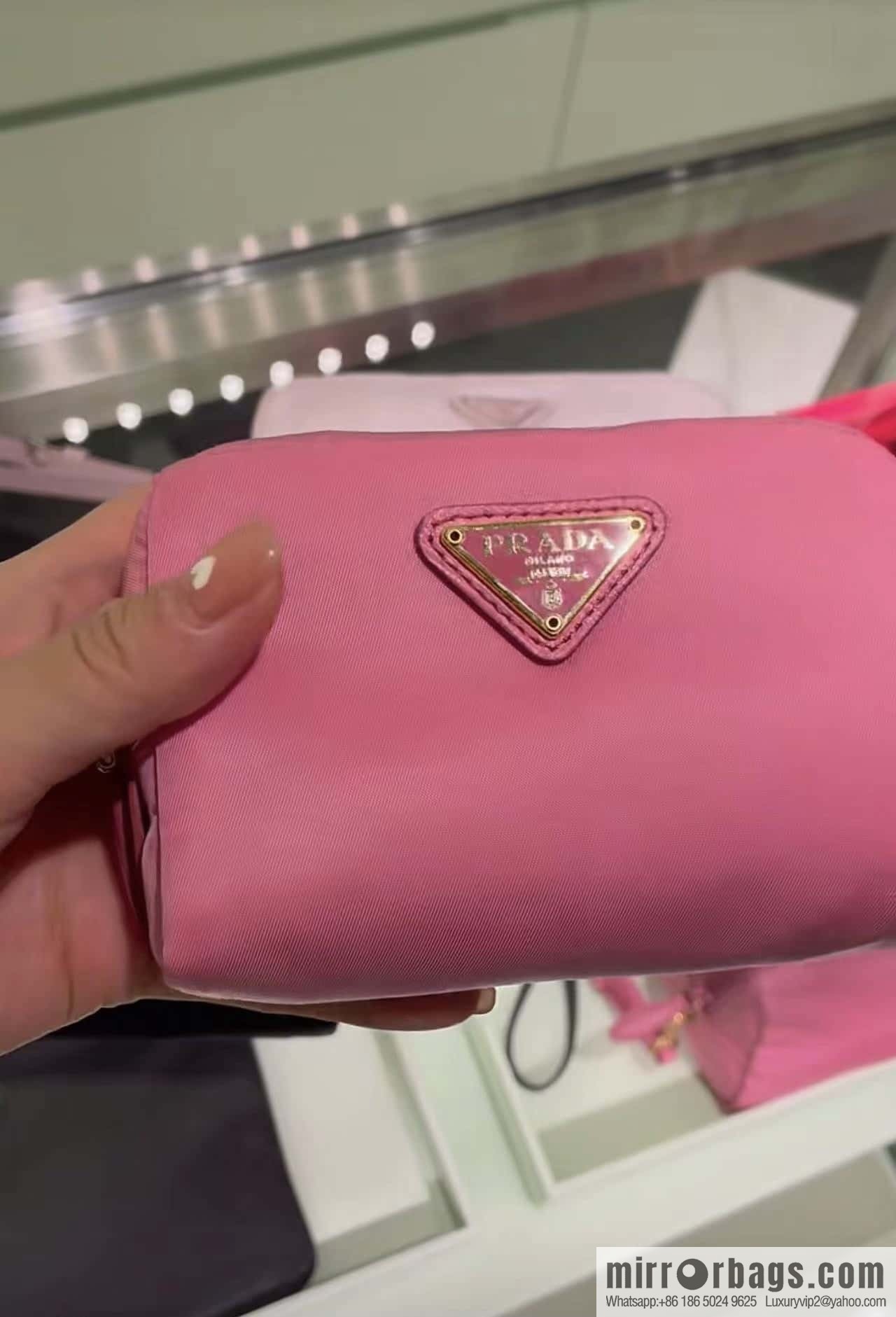 Prada 🎉 small hand bag 🎉 1NA339/K