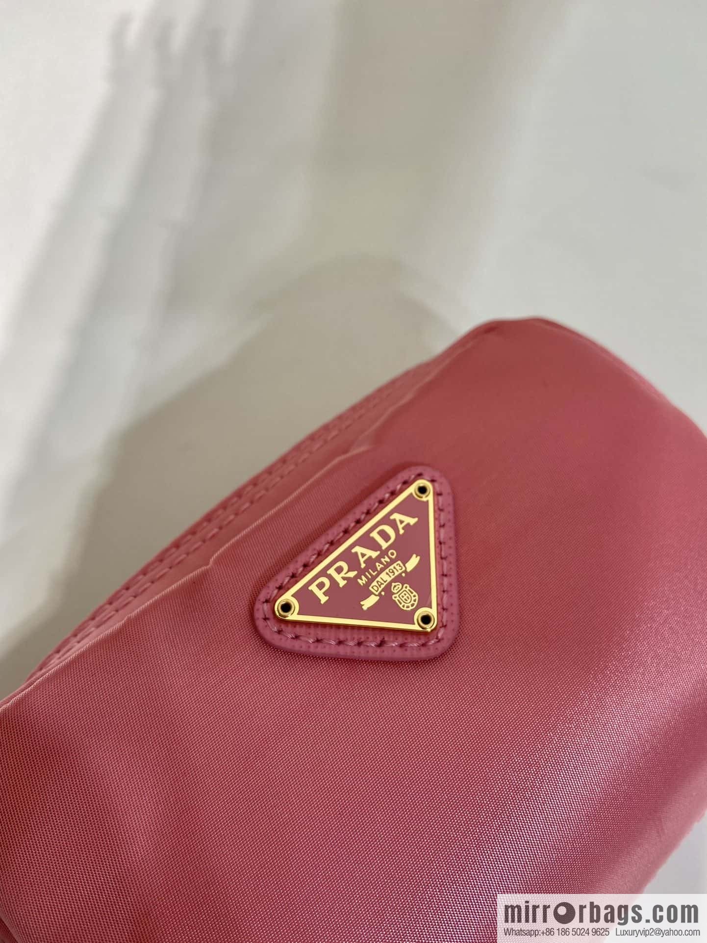 Prada 🎉 small hand bag 🎉 1NA339/K