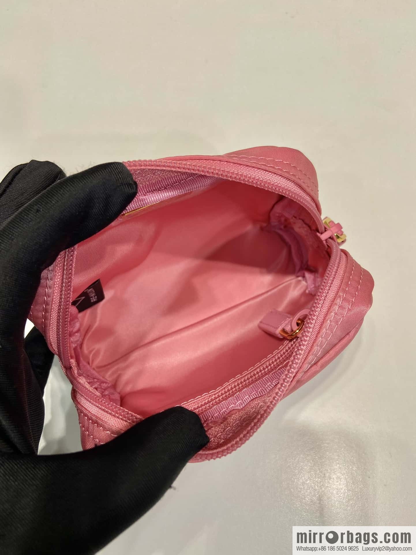 Prada 🎉 small hand bag 🎉 1NA339/K