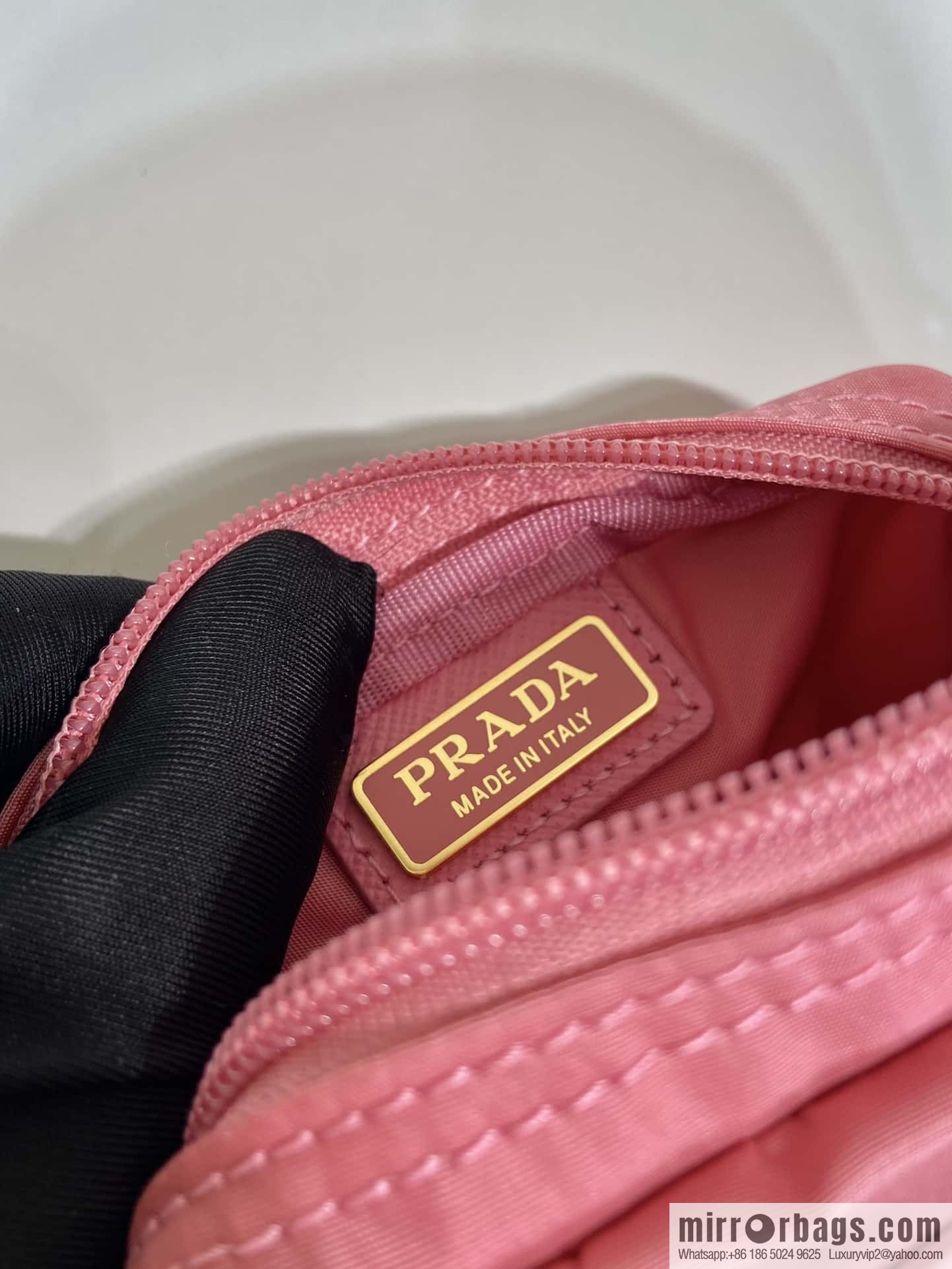 Prada 🎉 small hand bag 🎉 1NA339/K