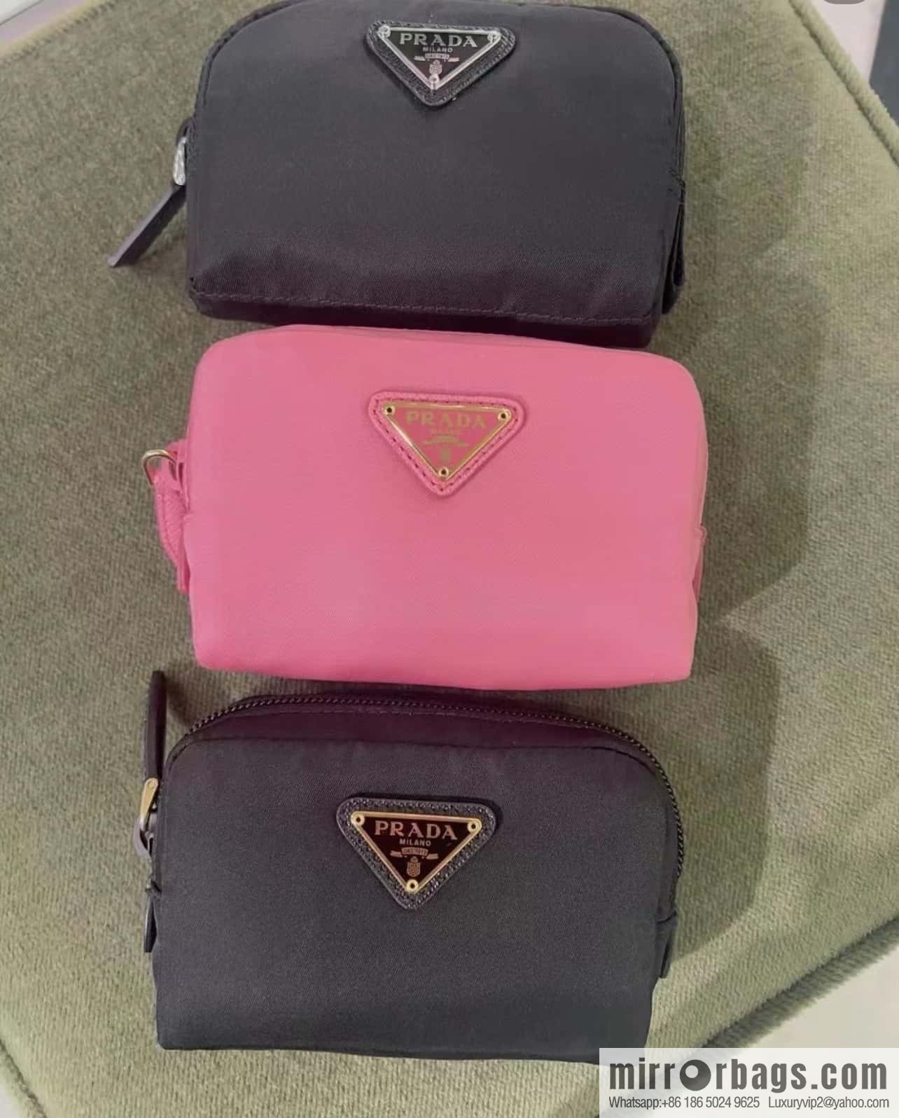 Prada 🎉 small hand bag 🎉 1NA339/K