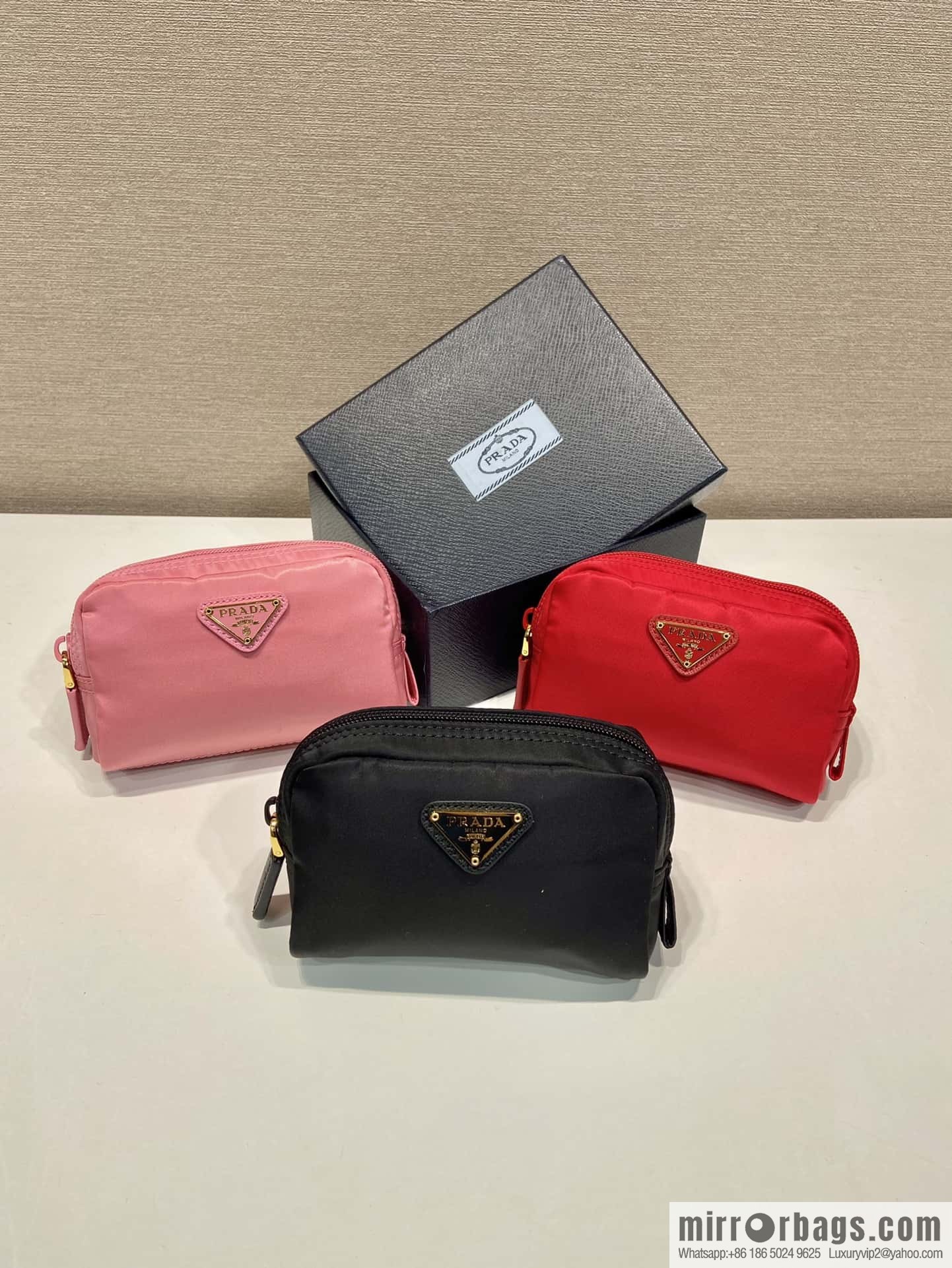 Prada 🎉 small hand bag 🎉 1NA339/K