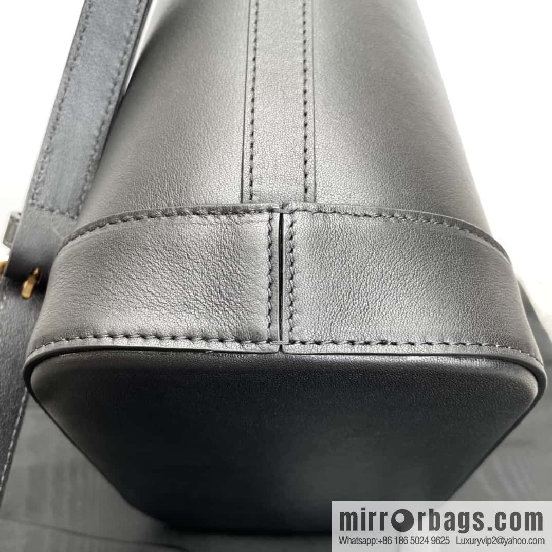 CELINE CUIR TRIOMPHE Small smooth leather bucket bag 198243