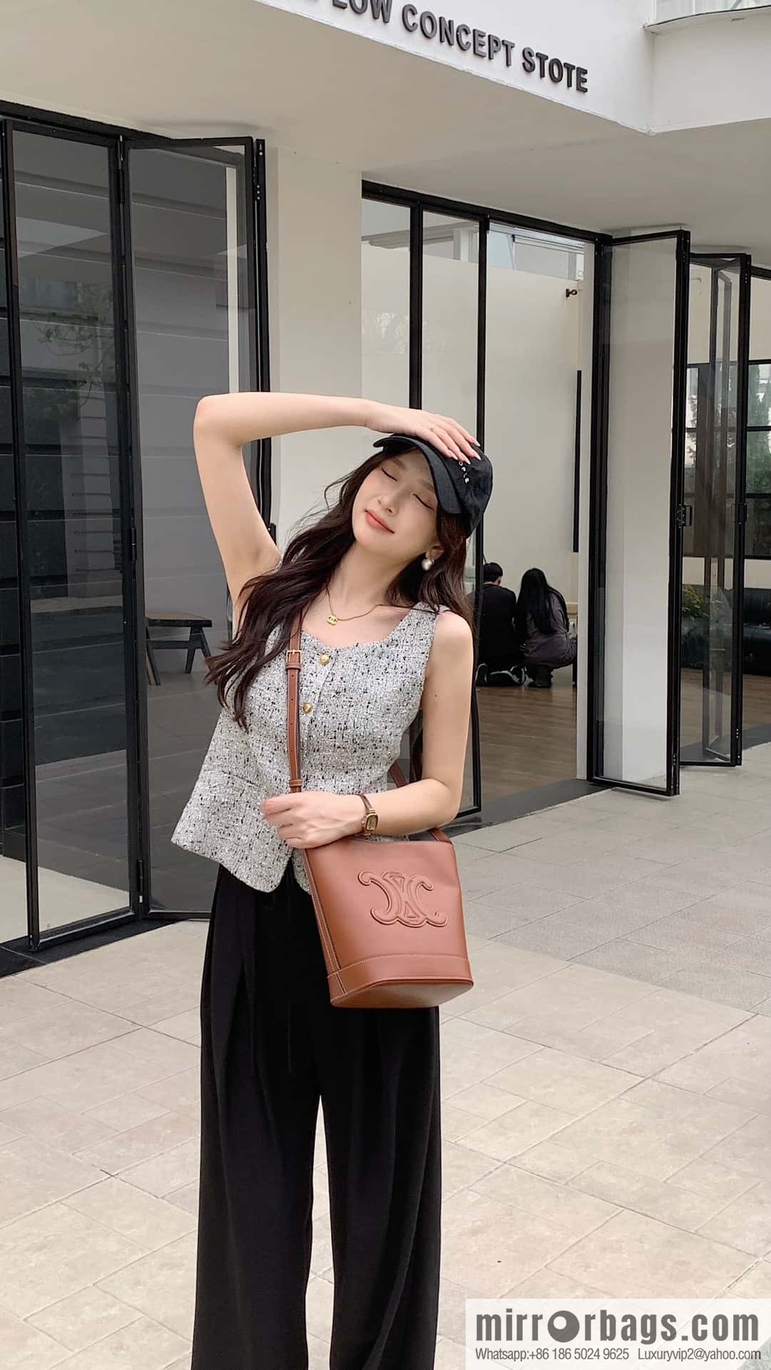 CELINE CUIR TRIOMPHE Small smooth leather bucket bag 198243