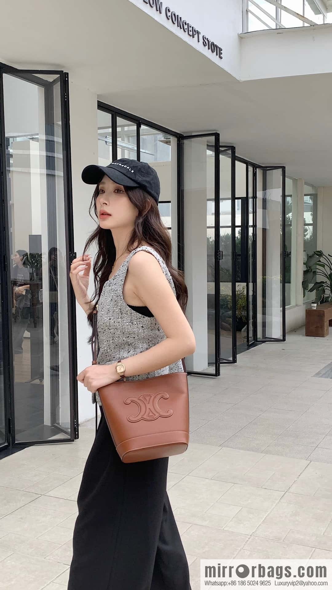 CELINE CUIR TRIOMPHE Small smooth leather bucket bag 198243