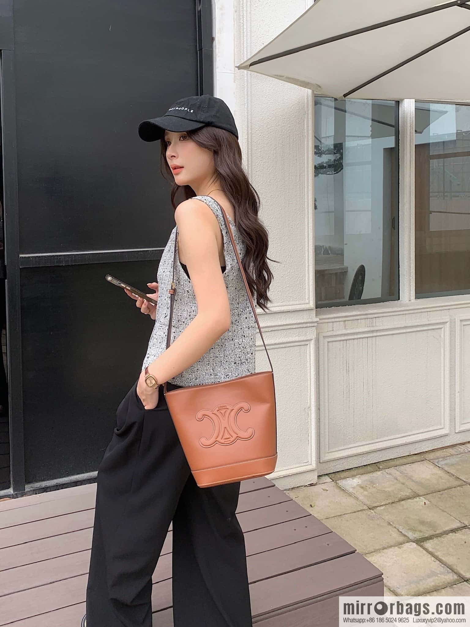 CELINE CUIR TRIOMPHE Small smooth leather bucket bag 198243
