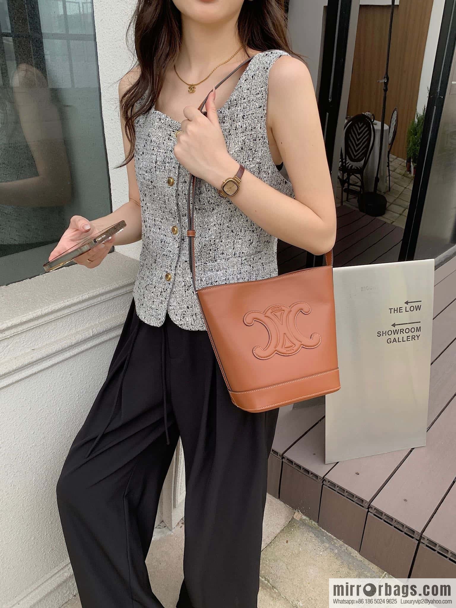 CELINE CUIR TRIOMPHE Small smooth leather bucket bag 198243