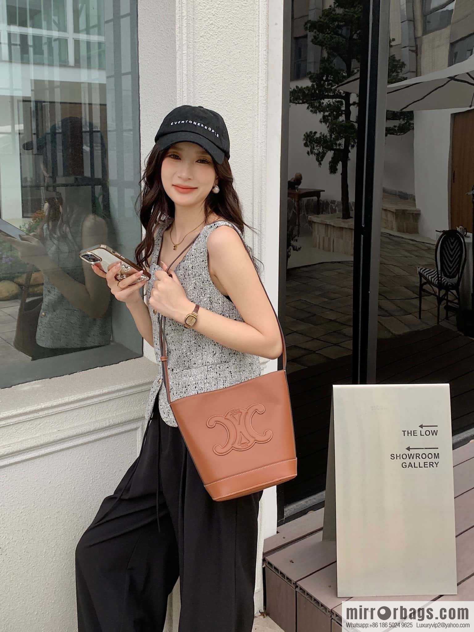 CELINE CUIR TRIOMPHE Small smooth leather bucket bag 198243