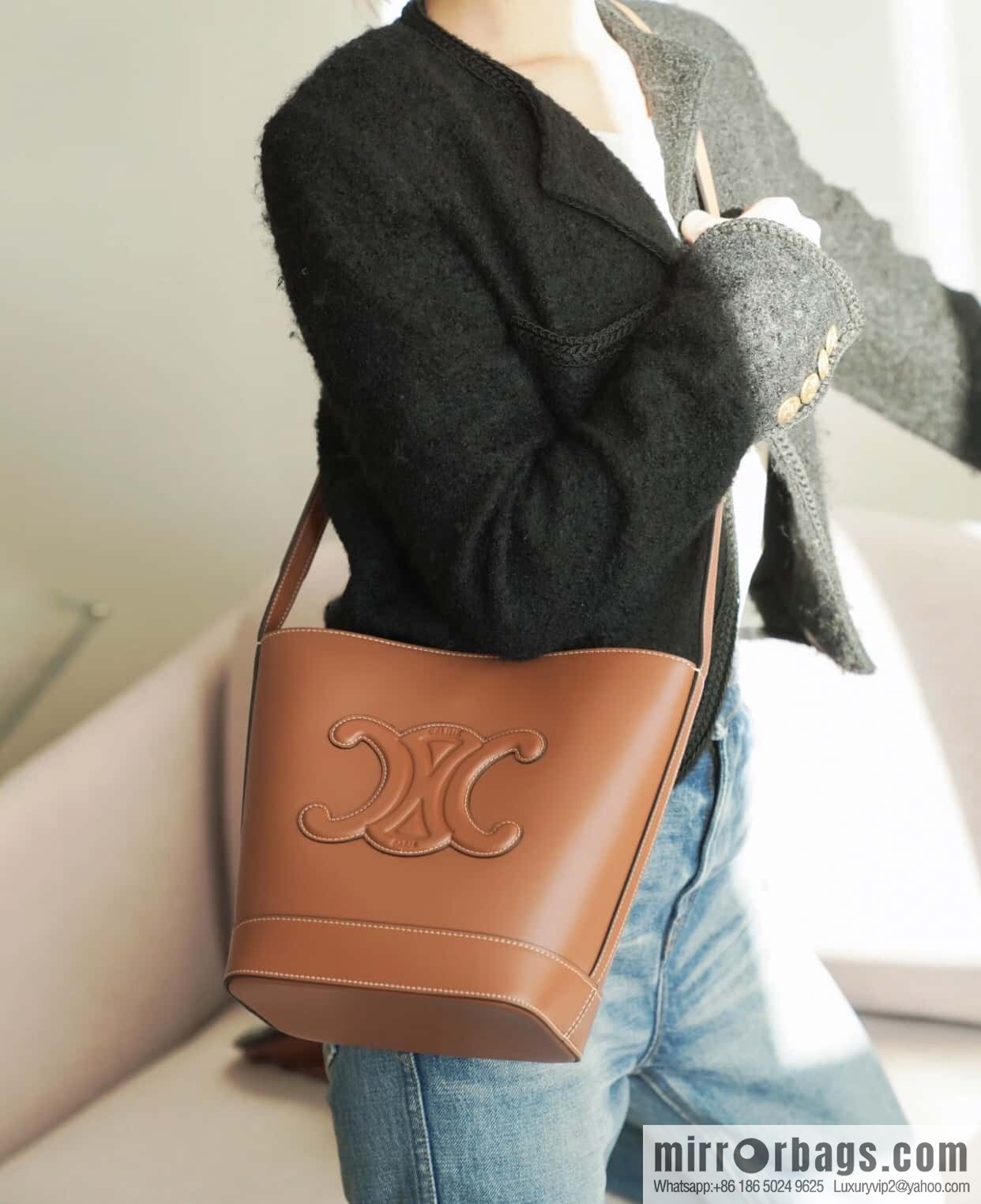 CELINE CUIR TRIOMPHE Small smooth leather bucket bag 198243