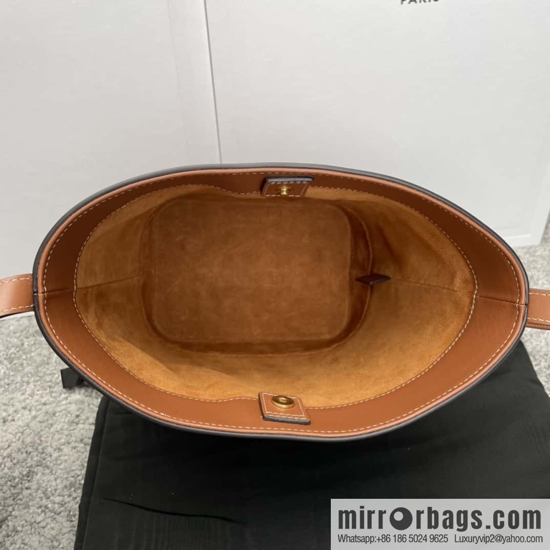 CELINE CUIR TRIOMPHE Small smooth leather bucket bag 198243