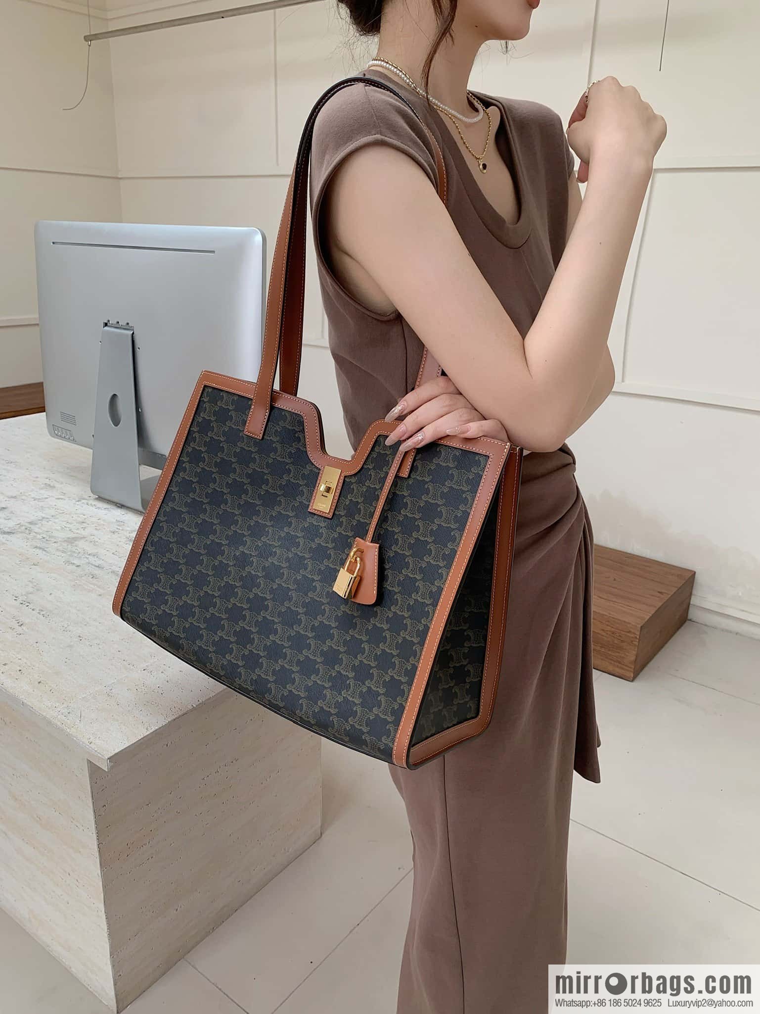 CELINE CABAS 16 logo printed handbag 112583