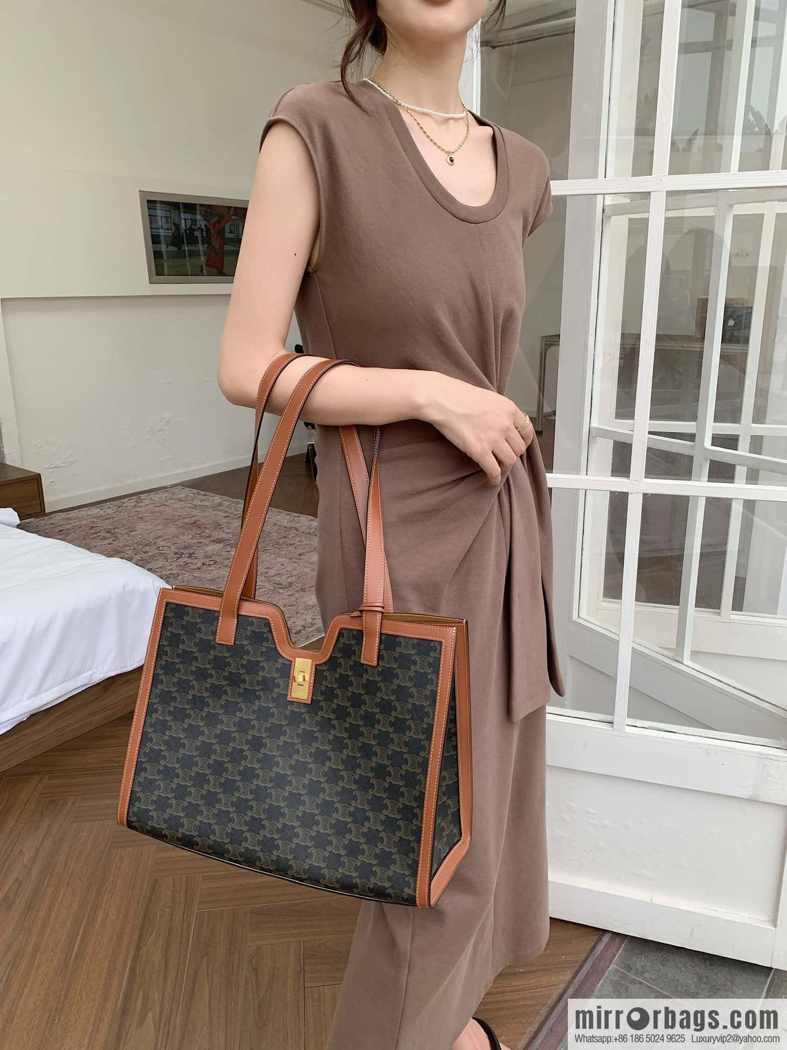 CELINE CABAS 16 logo printed handbag 112583