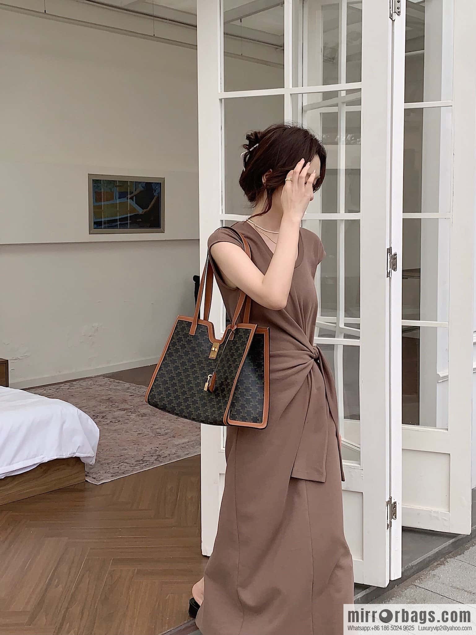 CELINE CABAS 16 logo printed handbag 112583