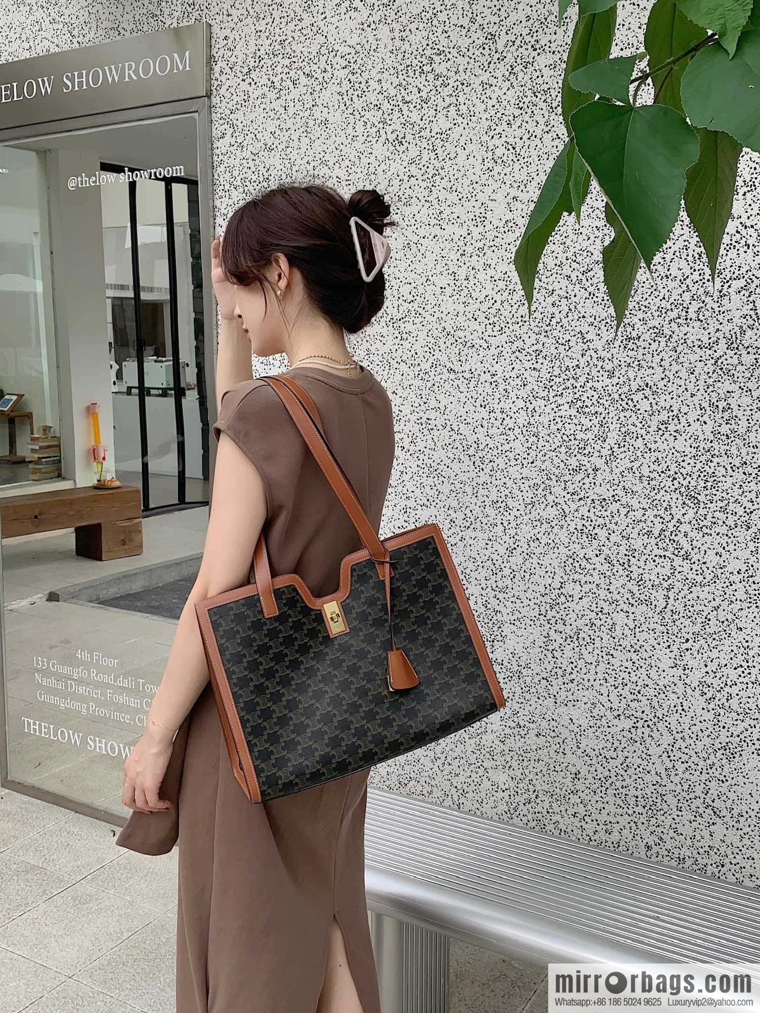 CELINE CABAS 16 logo printed handbag 112583
