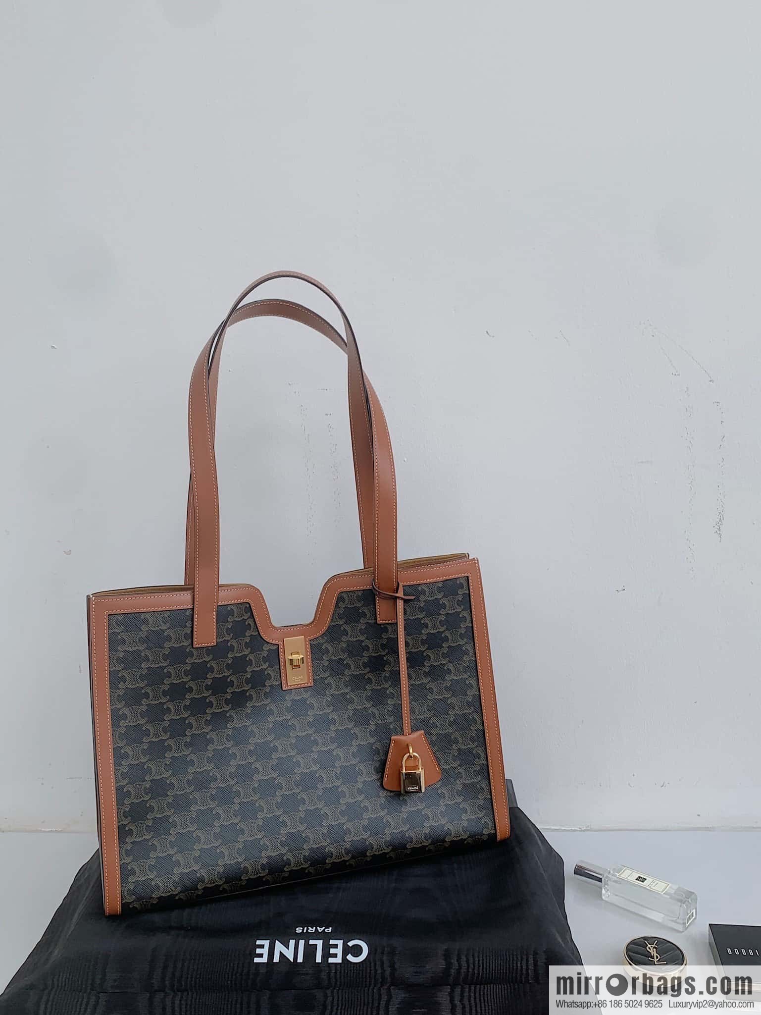 CELINE CABAS 16 logo printed handbag 112583