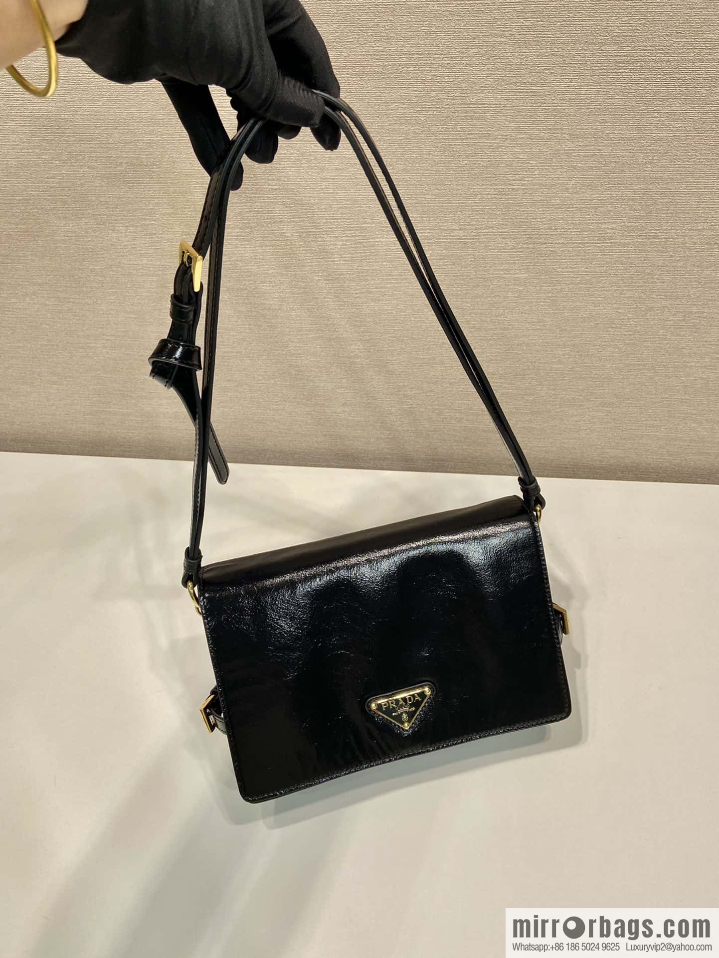 PRADA 🎉 oil wax leather messenger bag 🎉 1BD082