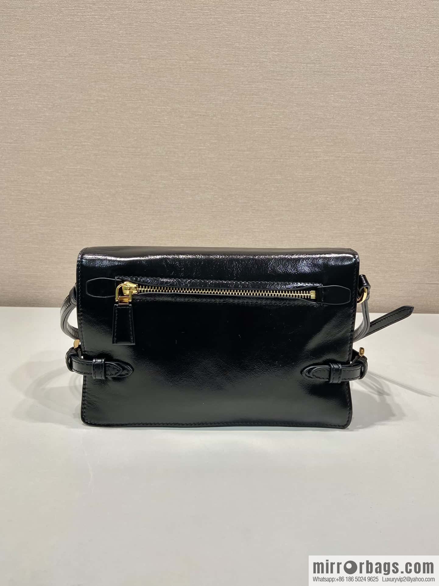 PRADA 🎉 oil wax leather messenger bag 🎉 1BD082