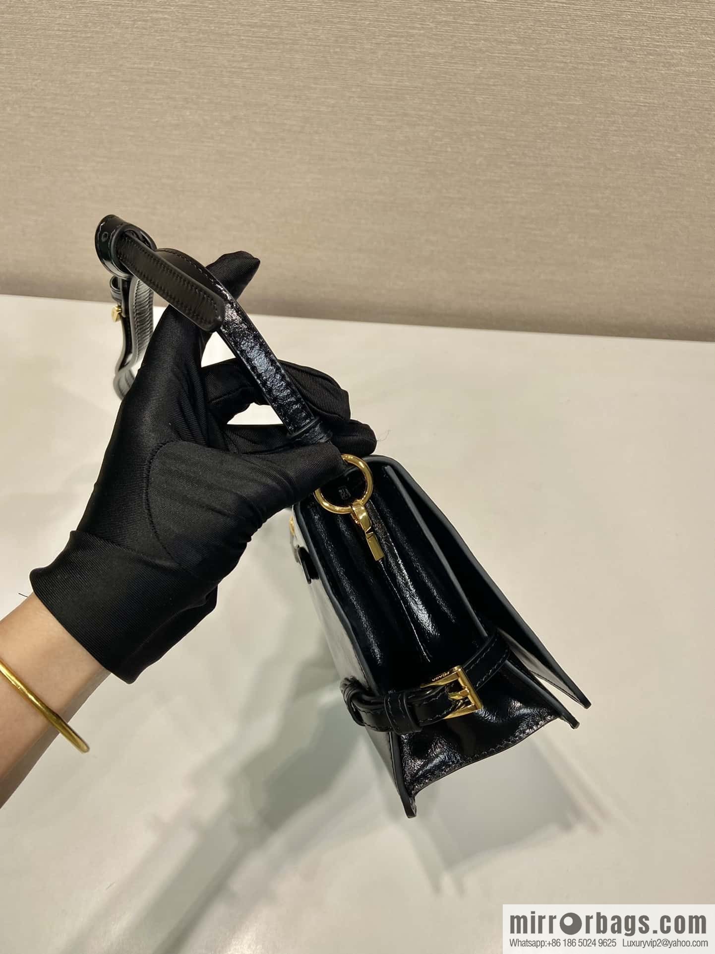 PRADA 🎉 oil wax leather messenger bag 🎉 1BD082