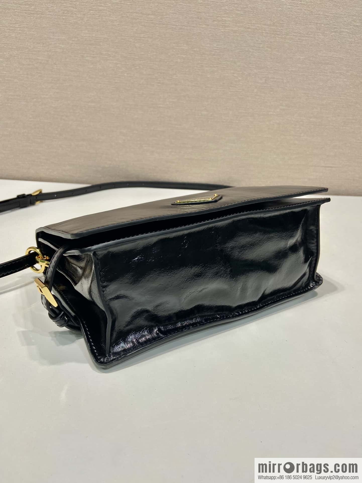 PRADA 🎉 oil wax leather messenger bag 🎉 1BD082