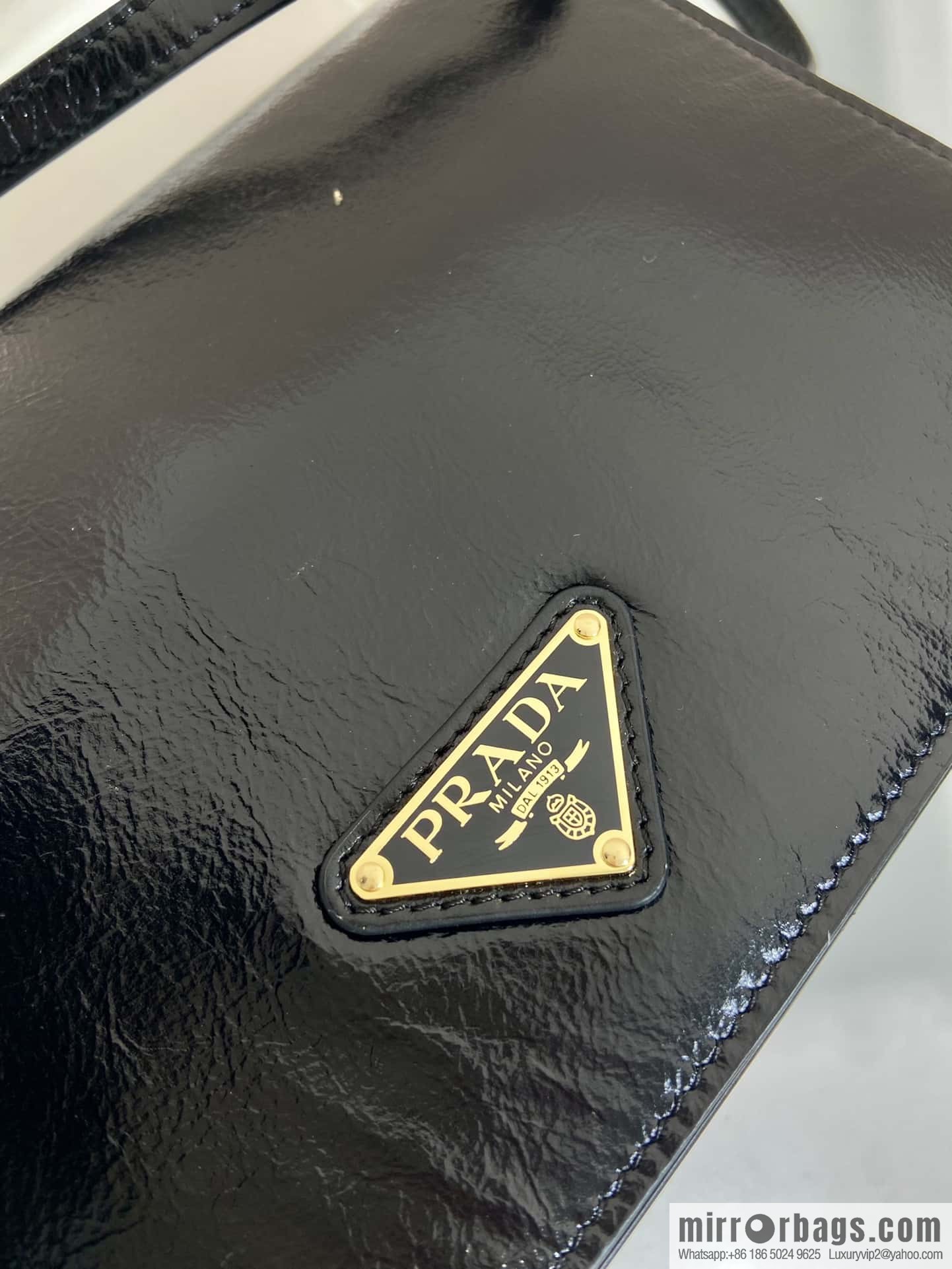 PRADA 🎉 oil wax leather messenger bag 🎉 1BD082