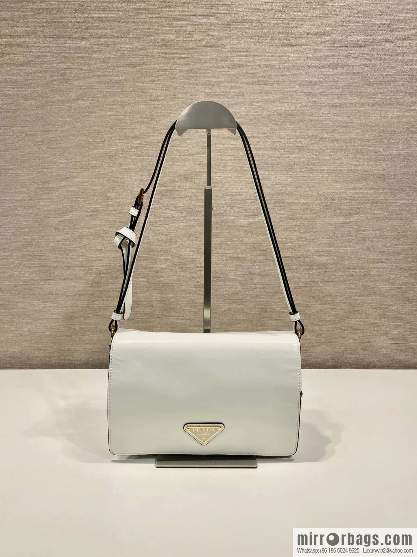 PRADA 🎉 oil wax leather messenger bag 🎉 1BD082