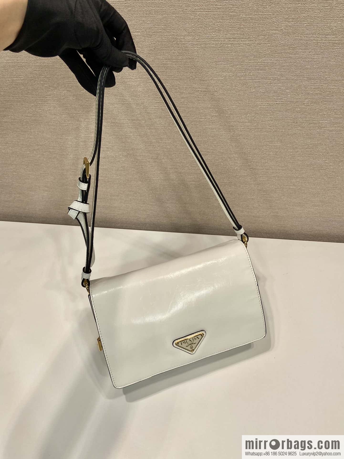 PRADA 🎉 oil wax leather messenger bag 🎉 1BD082