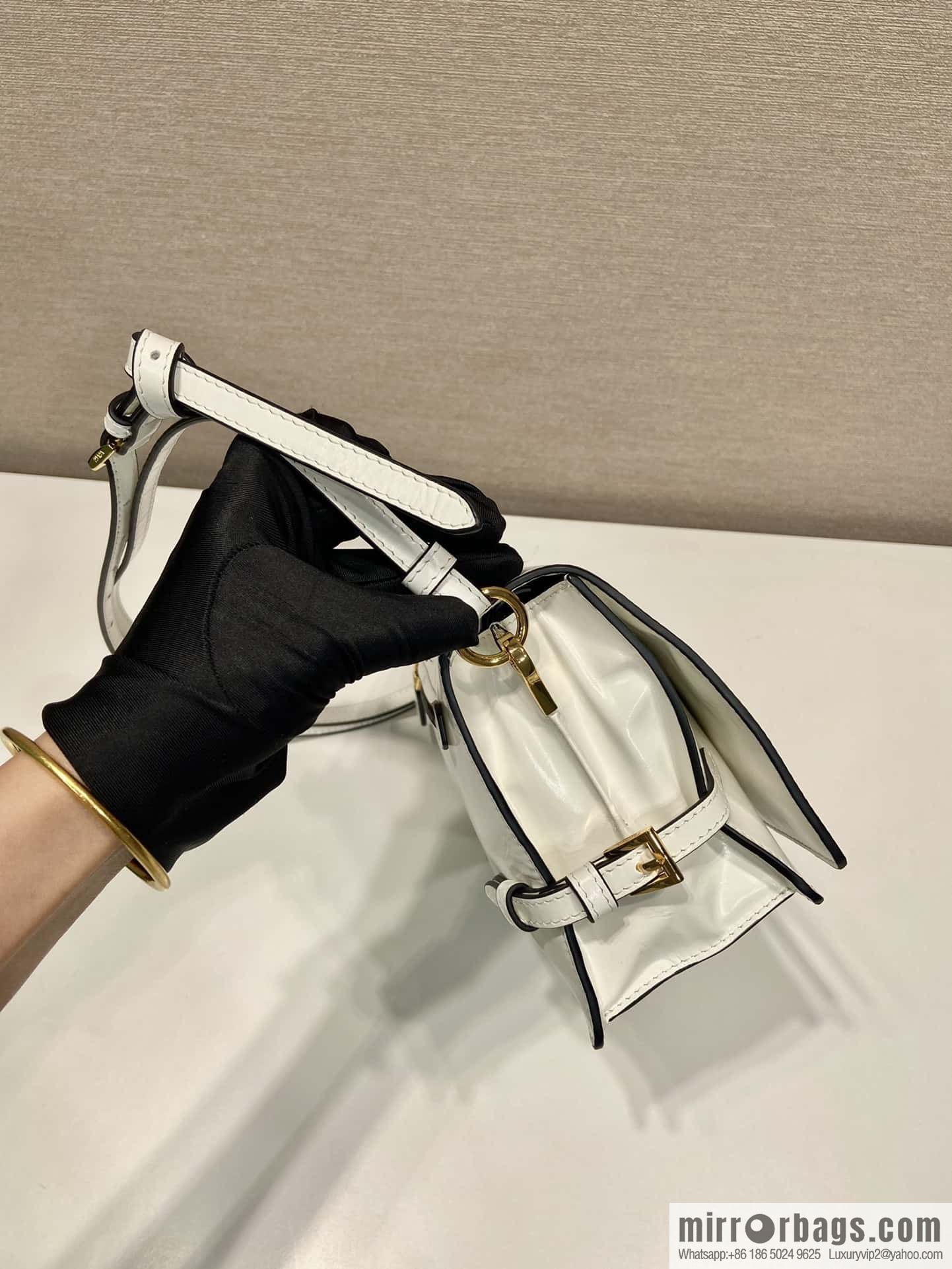 PRADA 🎉 oil wax leather messenger bag 🎉 1BD082