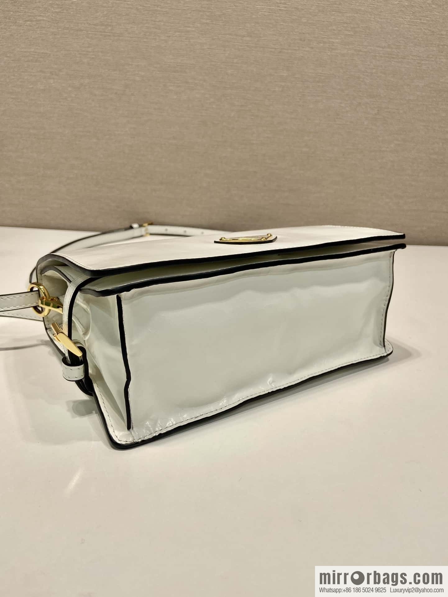 PRADA 🎉 oil wax leather messenger bag 🎉 1BD082