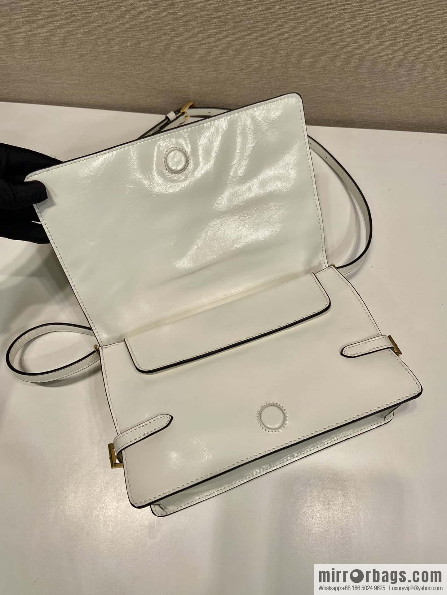 PRADA 🎉 oil wax leather messenger bag 🎉 1BD082