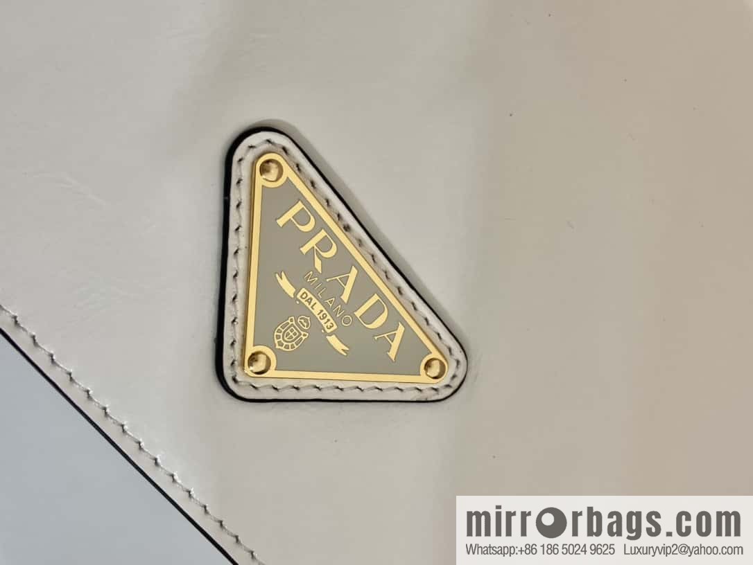 PRADA 🎉 oil wax leather messenger bag 🎉 1BD082