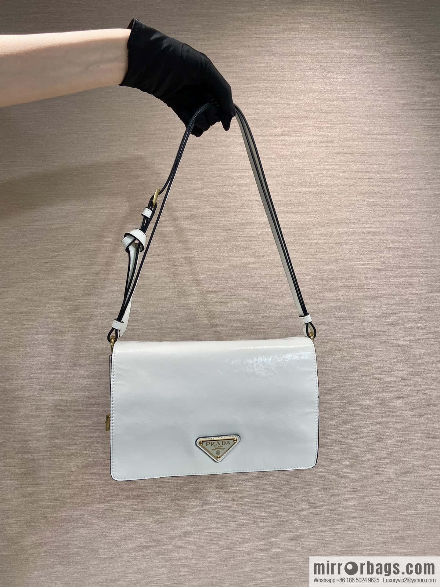 PRADA 🎉 oil wax leather messenger bag 🎉 1BD082