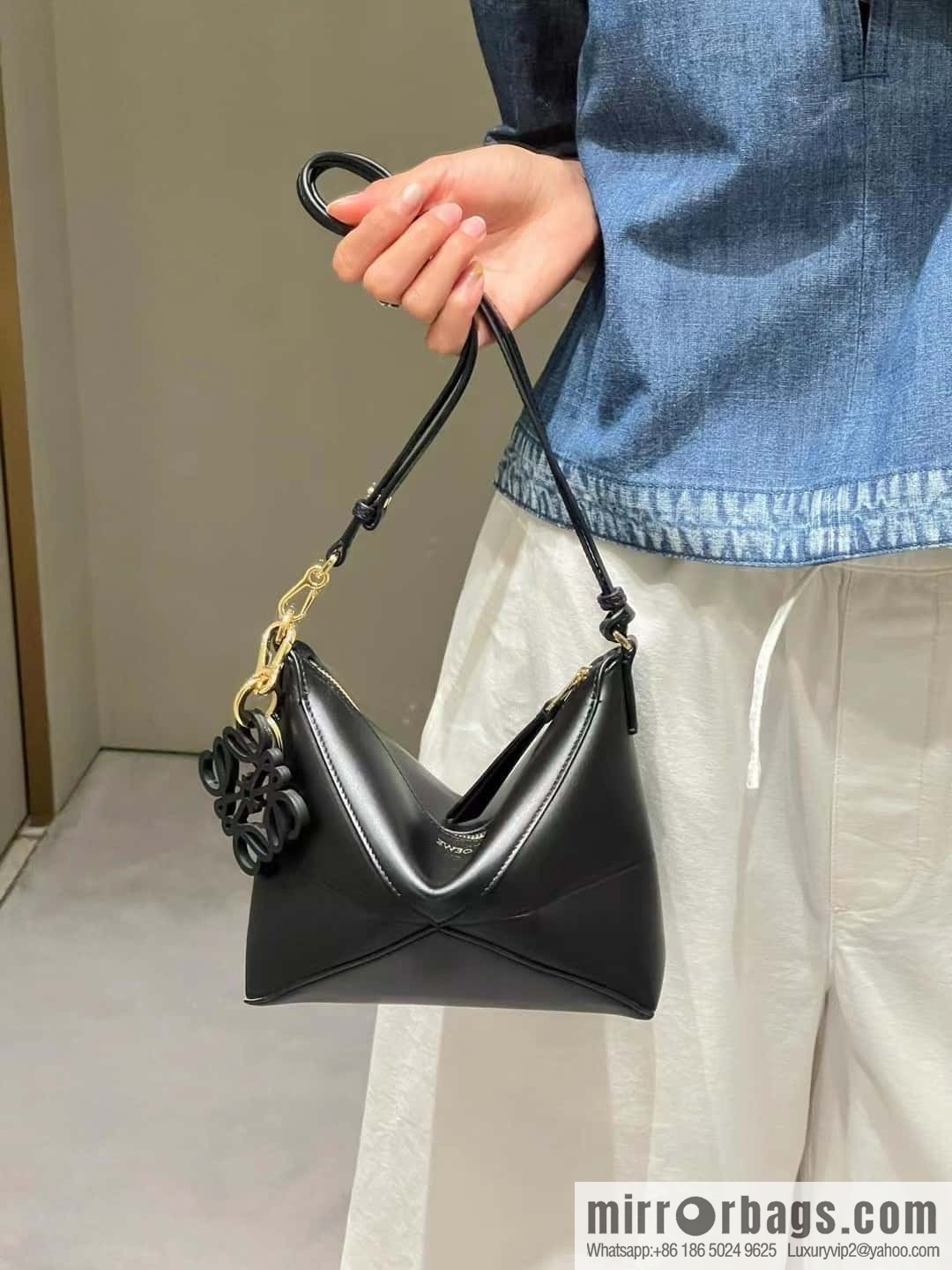 LOEWE 𝐩𝐮𝐳𝐳𝐥𝐞 𝐟𝐨𝐥𝐝 𝐩𝐨𝐮𝐜𝐡 bag 0696 black