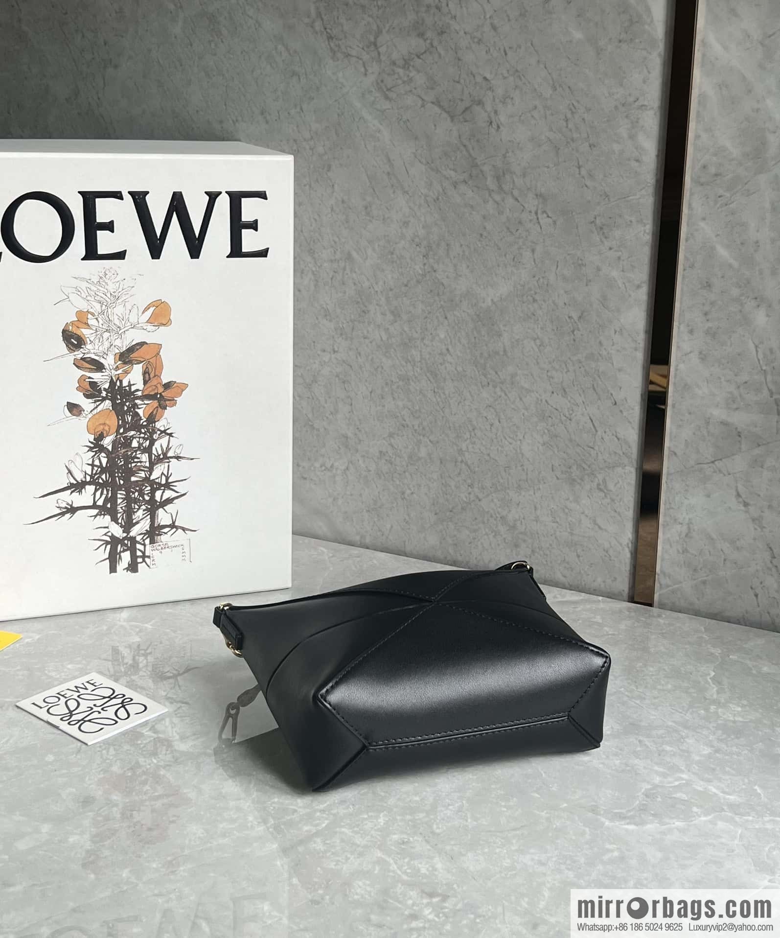LOEWE 𝐩𝐮𝐳𝐳𝐥𝐞 𝐟𝐨𝐥𝐝 𝐩𝐨𝐮𝐜𝐡 bag 0696 black