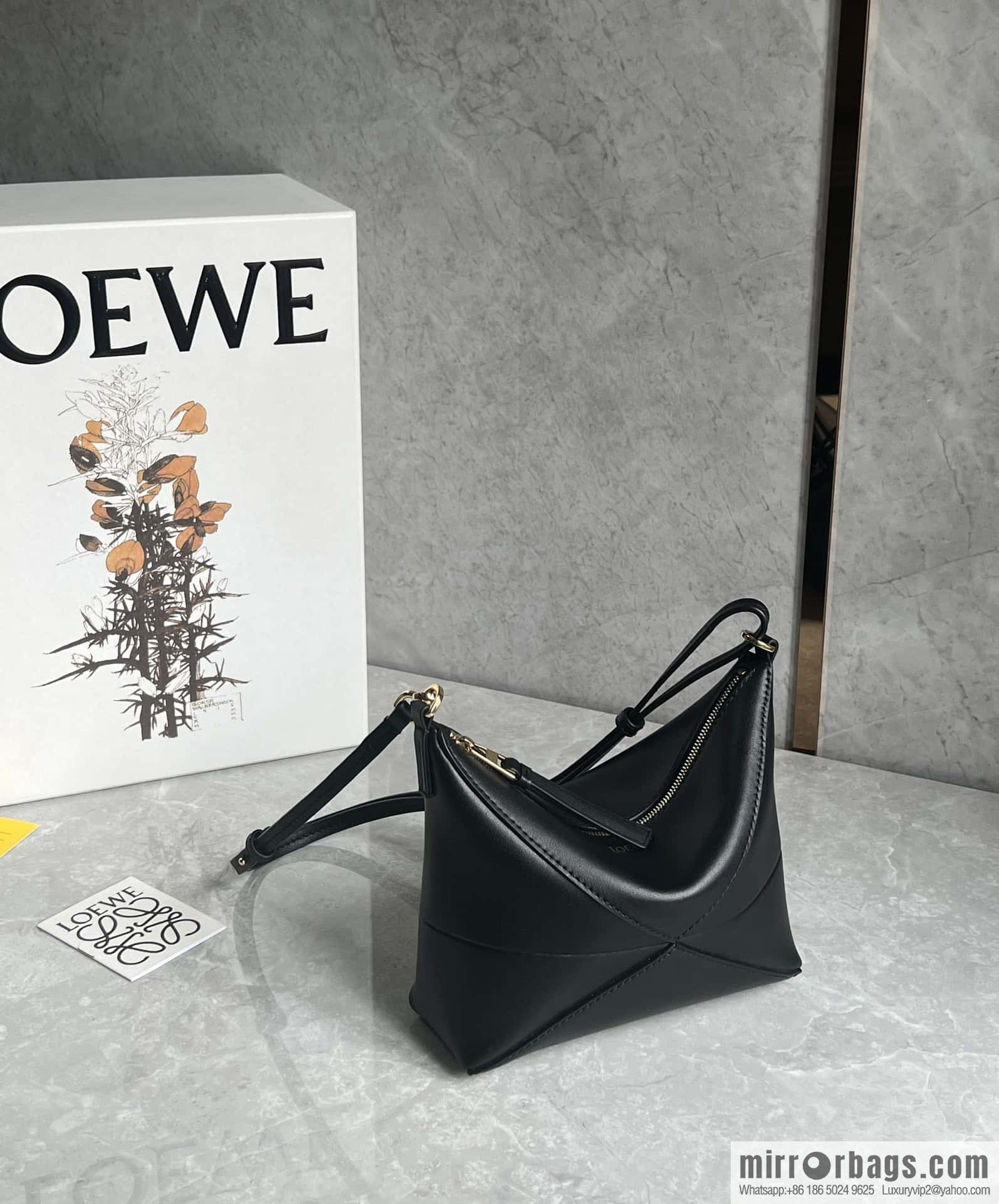 LOEWE 𝐩𝐮𝐳𝐳𝐥𝐞 𝐟𝐨𝐥𝐝 𝐩𝐨𝐮𝐜𝐡 bag 0696 black
