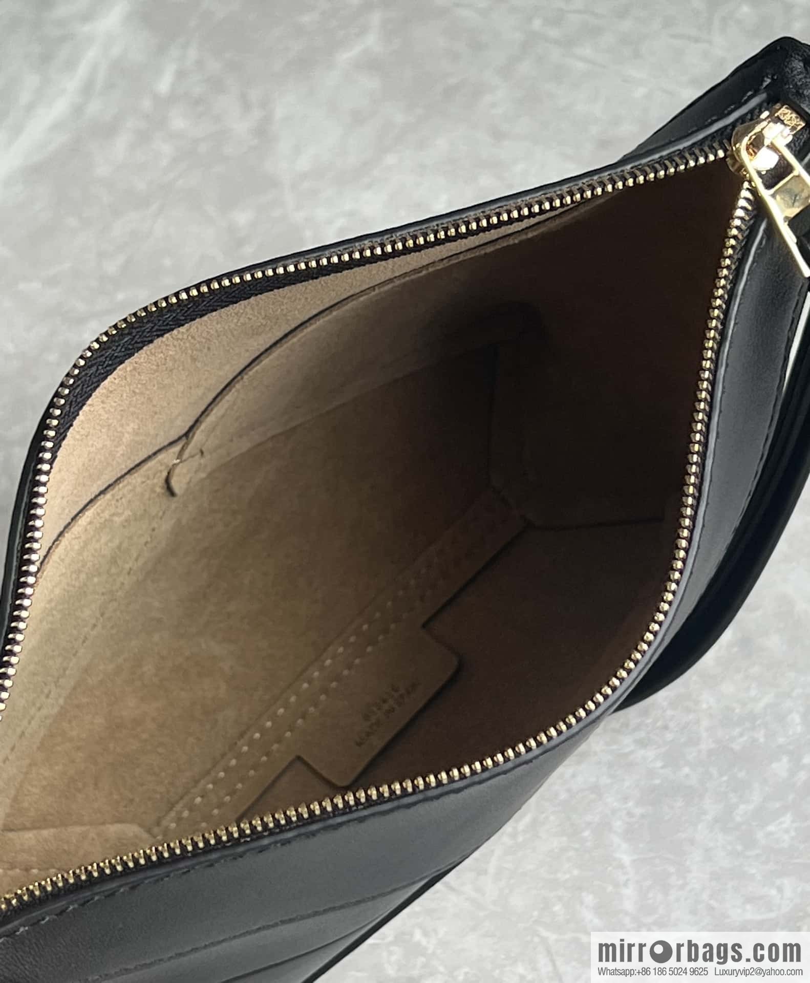 LOEWE 𝐩𝐮𝐳𝐳𝐥𝐞 𝐟𝐨𝐥𝐝 𝐩𝐨𝐮𝐜𝐡 bag 0696 black