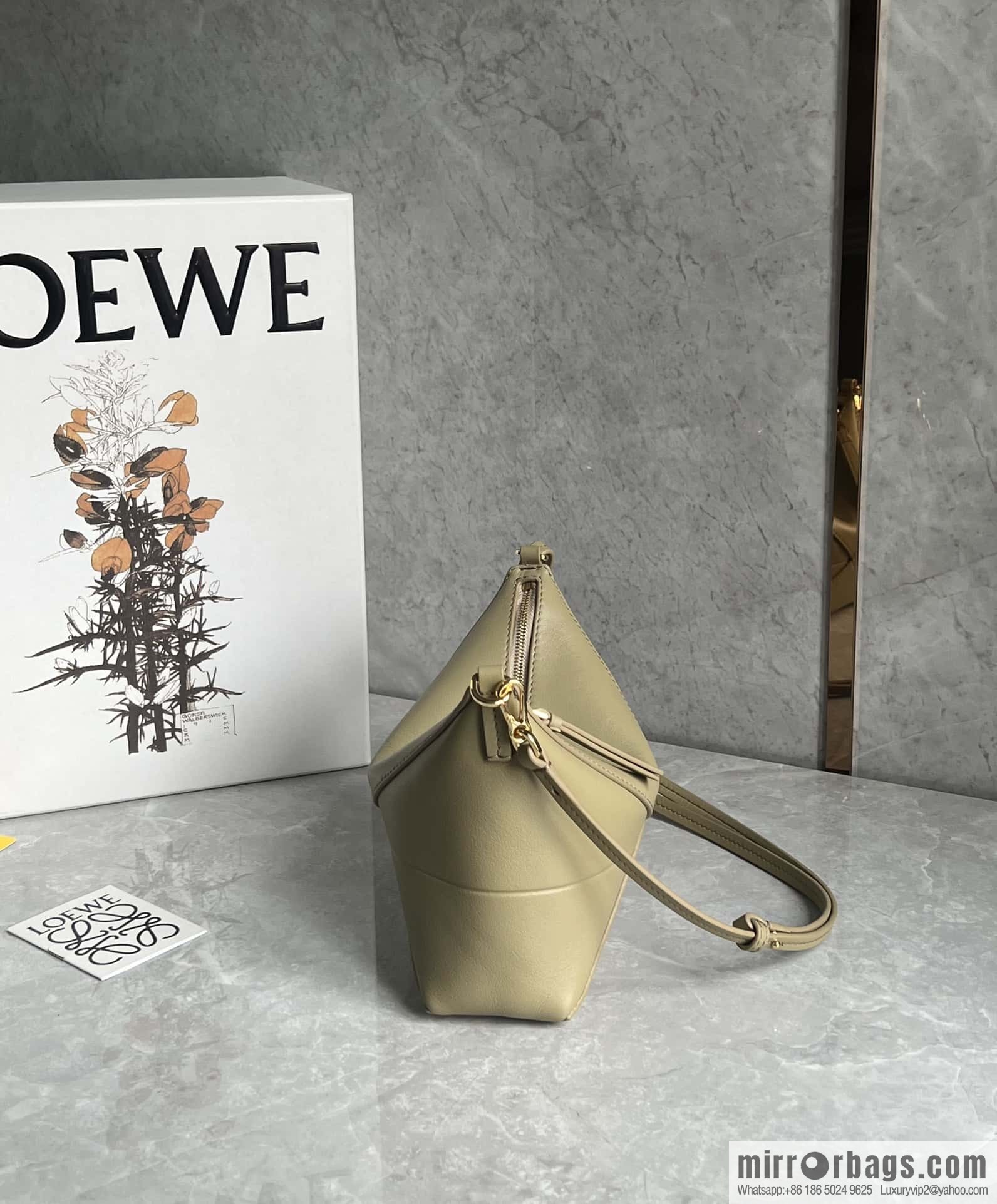 LOEWE 𝐩𝐮𝐳𝐳𝐥𝐞 𝐟𝐨𝐥𝐝 𝐩𝐨𝐮𝐜𝐡 Mahjong Bag 0696 Avocado Green