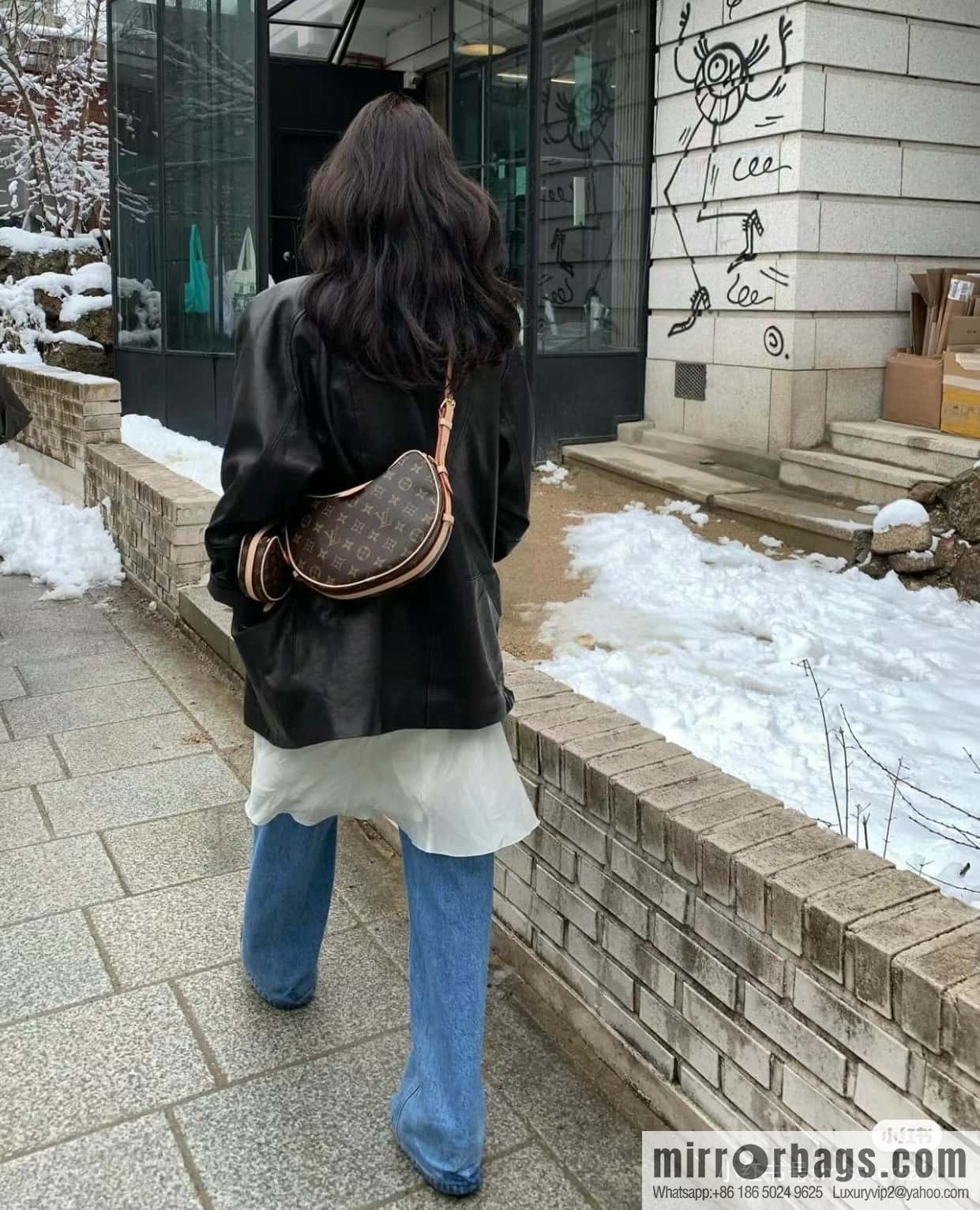 LV M46828 CROISSANT medium handbag